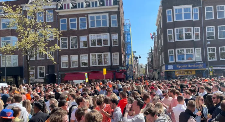 Grote woede om gigadrukte in Amsterdam
