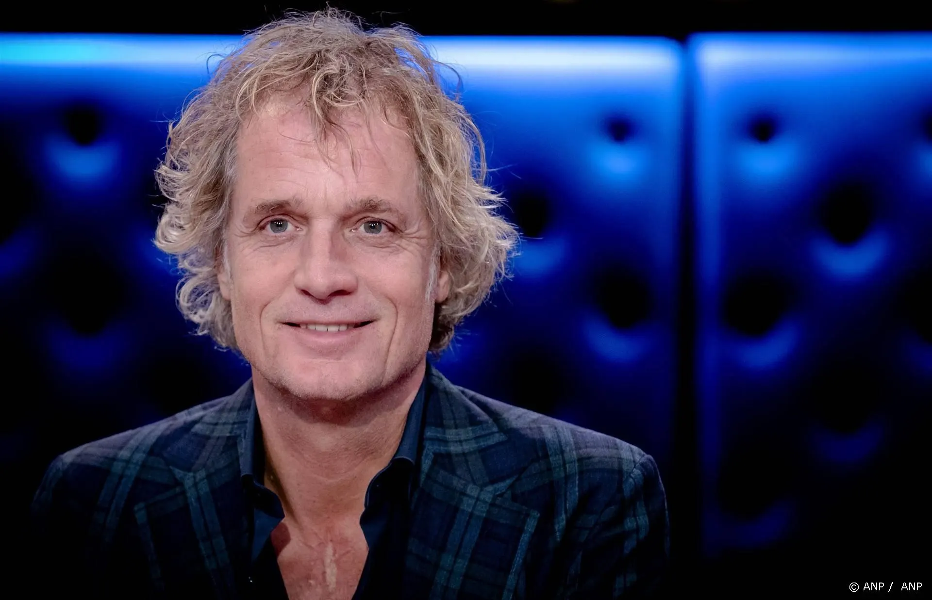 ZIEN: Jeroen Pauw viert naakt zijn verjaardag