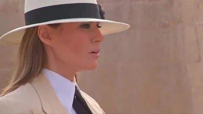 Melania woest om strippende lookalike!