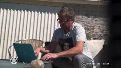 Racoon krijgt gouden award via drone uitgereikt