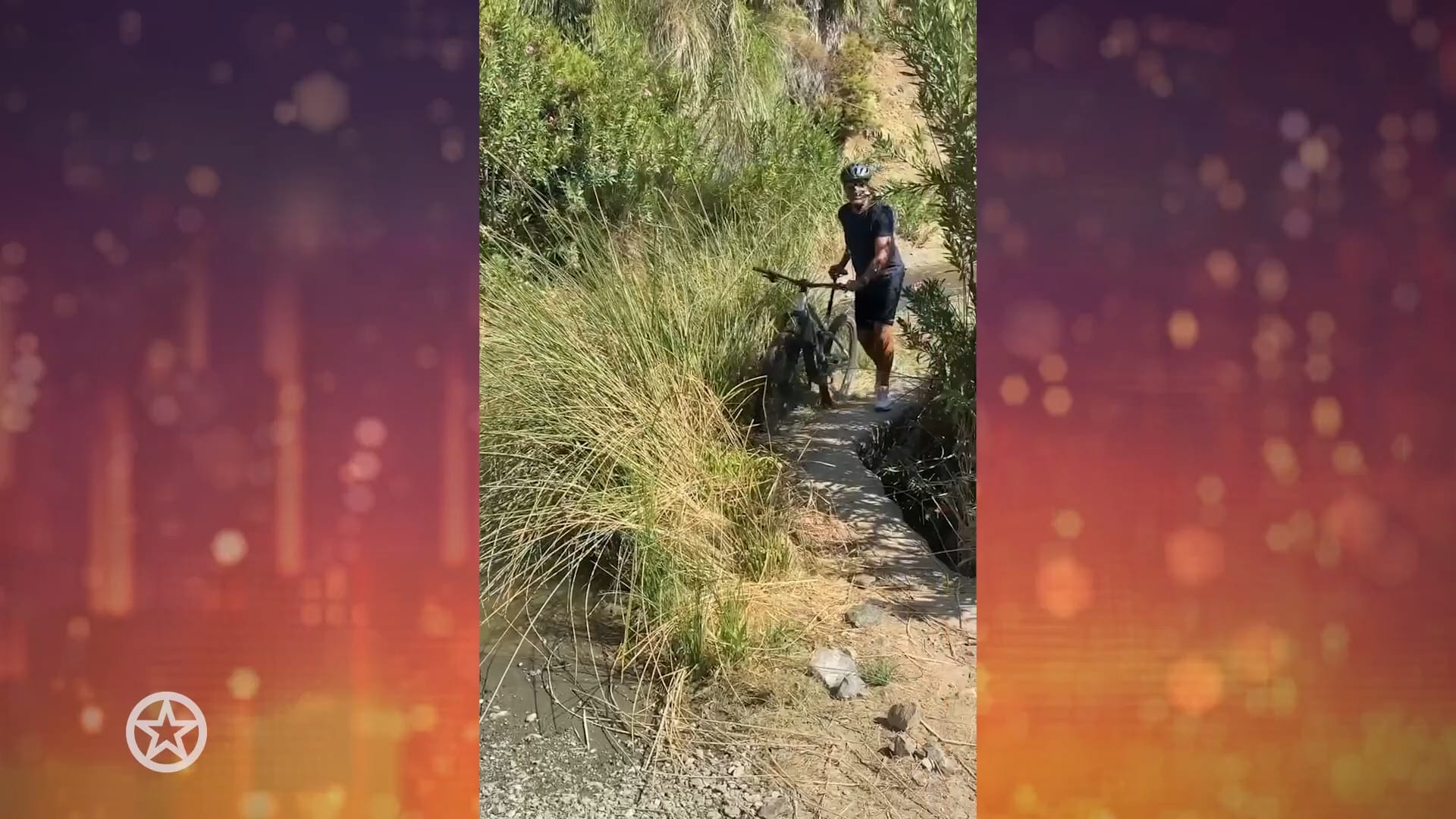 Ruud Gullit gaat flink onderuit met de fiets