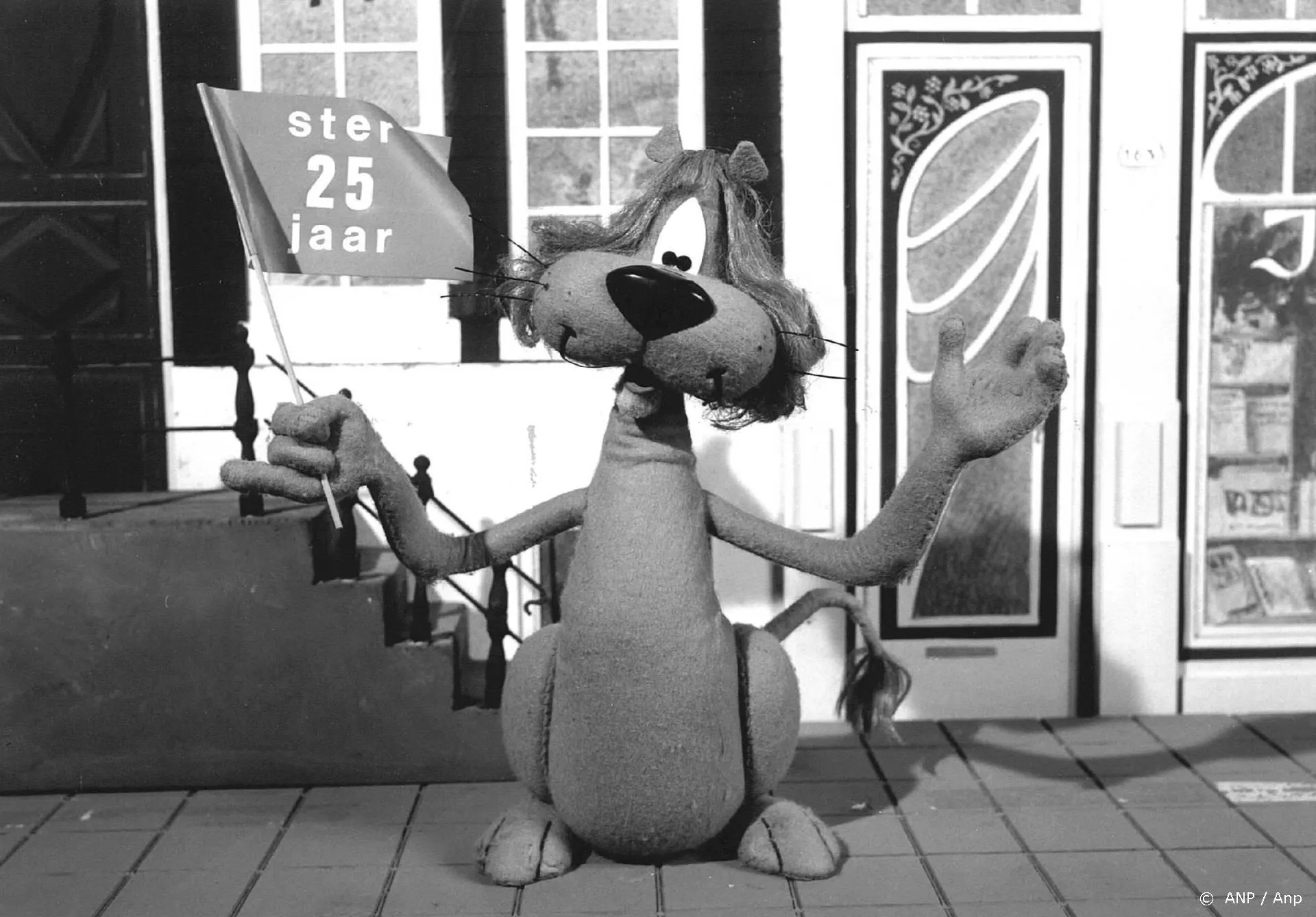 Loeki krijgt speciale gouden munt ter ere van 50e verjaardag