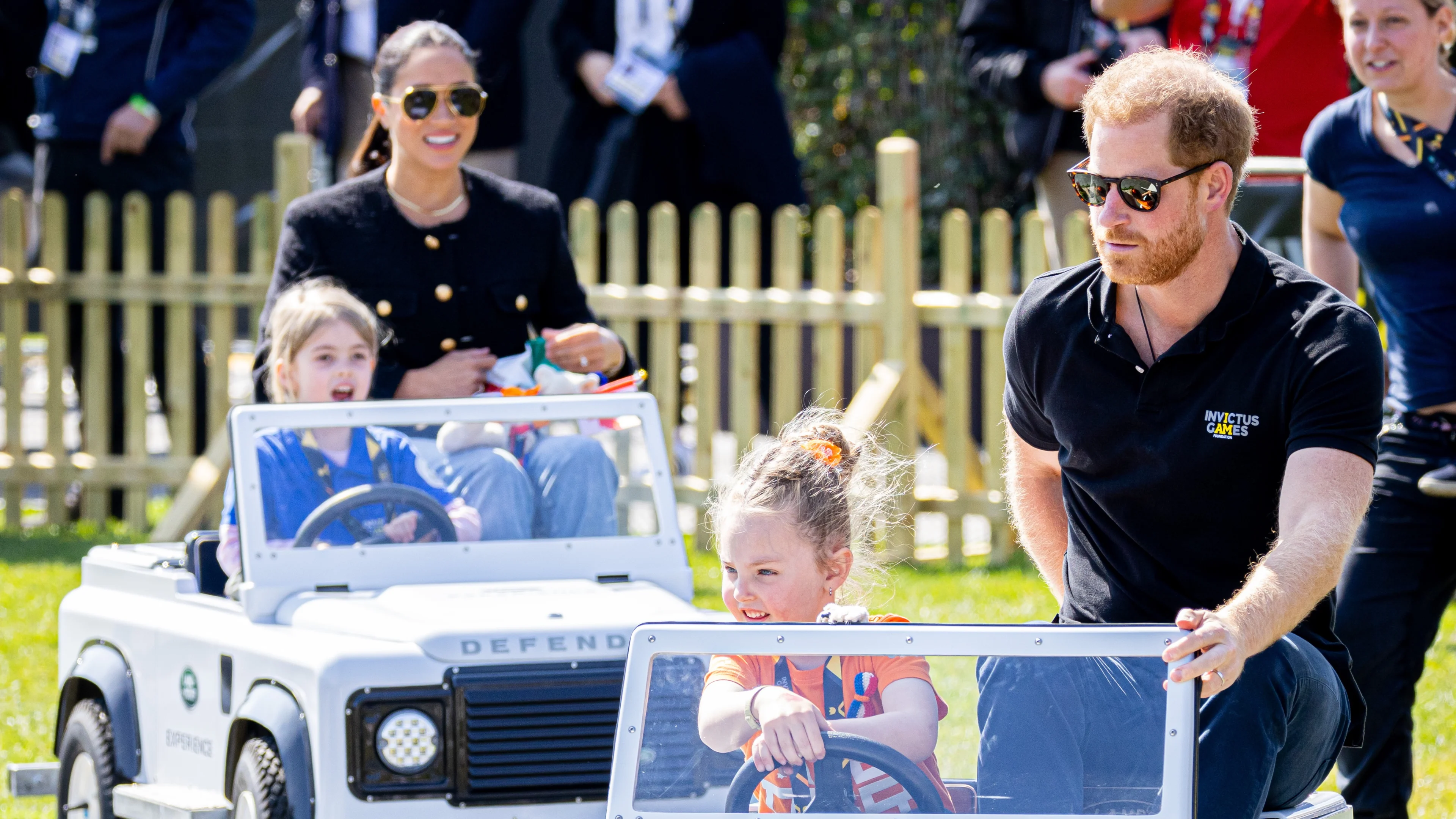 Harry en Meghan vermaken zich met Invictus-kinderen