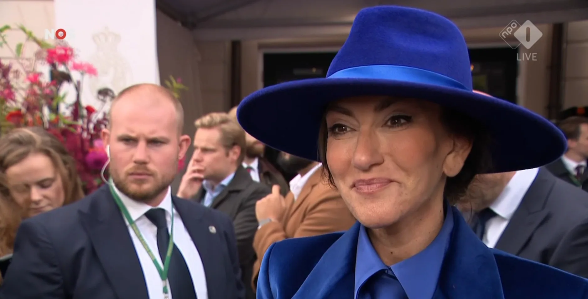 Opvallend blauw pak Dilan Yeşilgöz trekt de aandacht