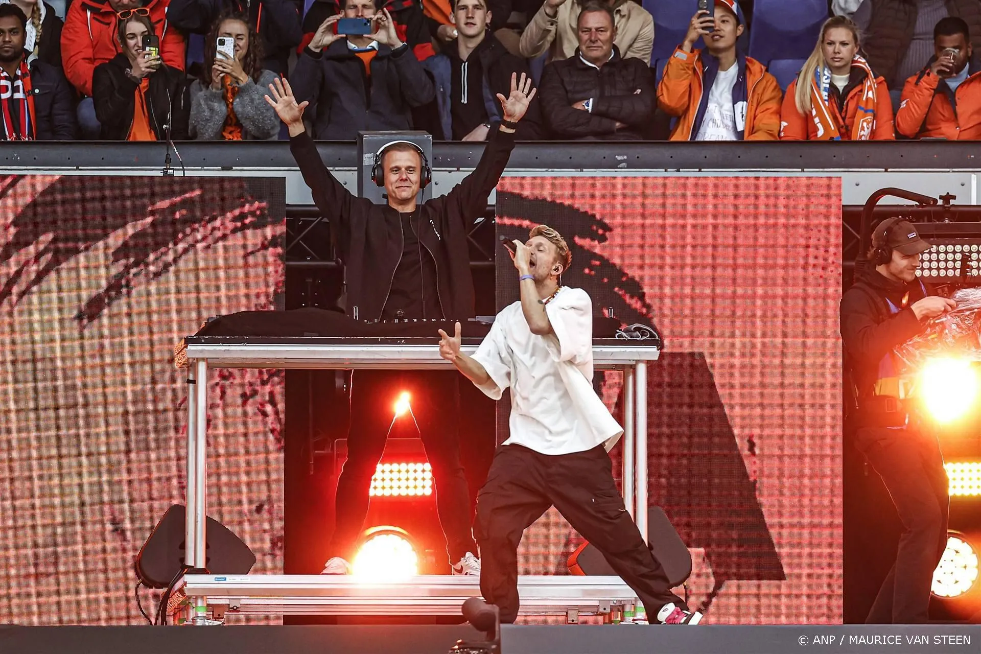 Armin van Buuren en Chef'Special warmen Oranjefans op