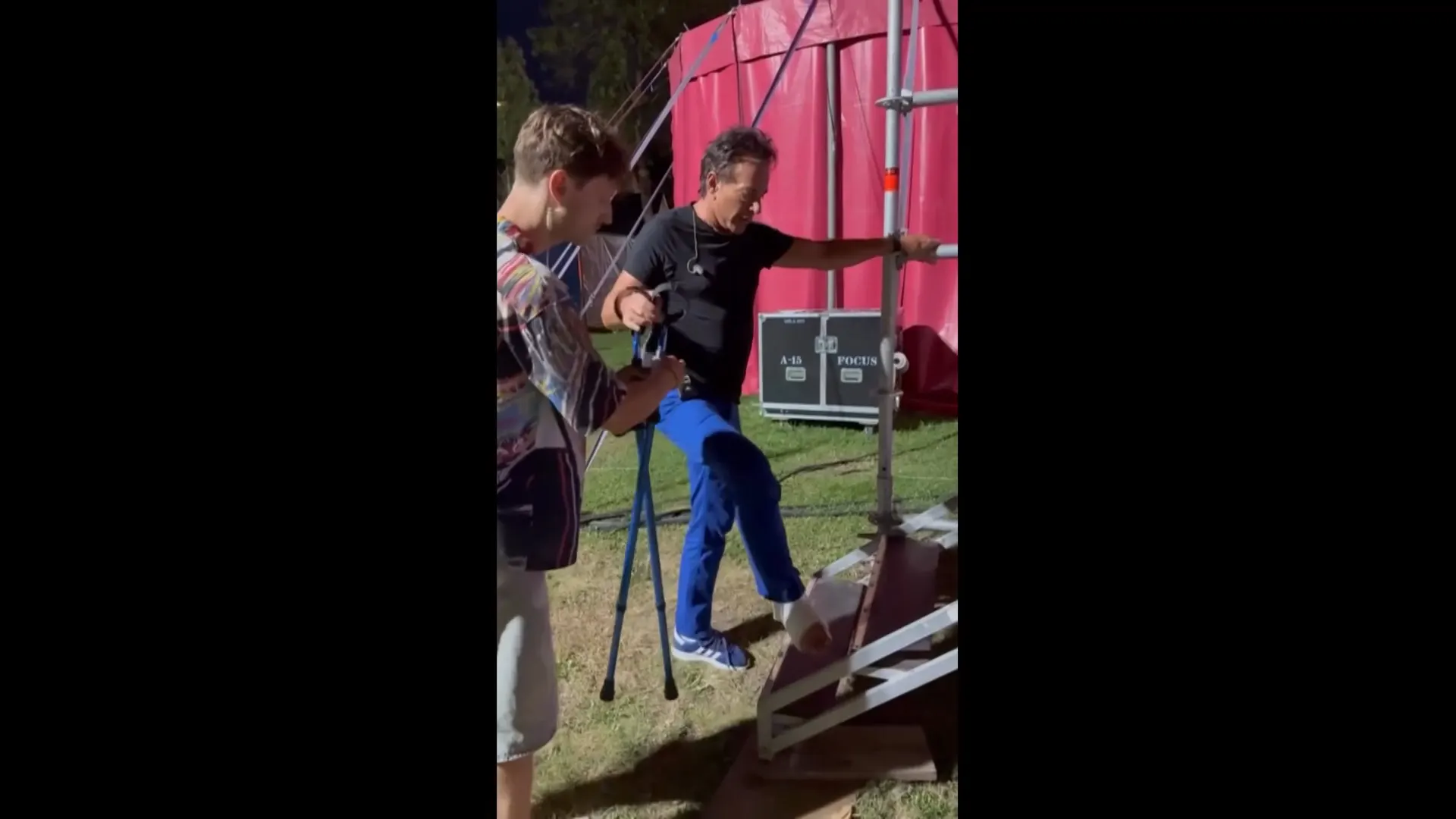 Gerard Joling laat zich niet kennen door de zweepslag