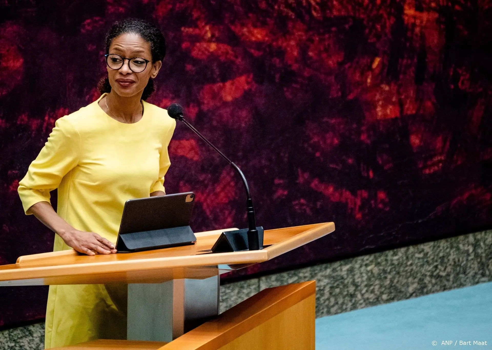 Stella Bergsma geeft Sylvana Simons T-shirt met 'Geïrriteerd'