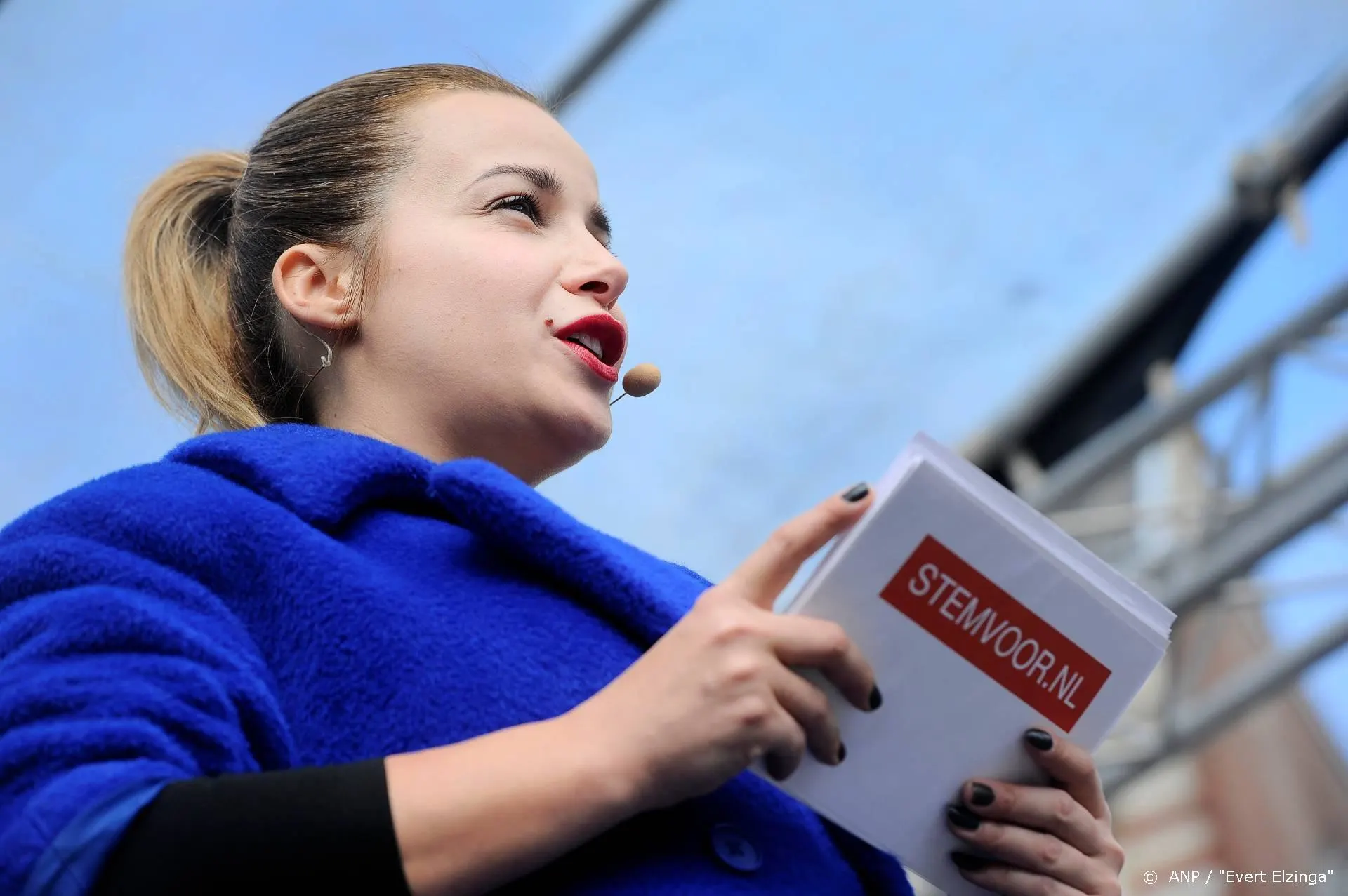 Viktoria Koblenko verzamelt afval tijdens peddelsurfen