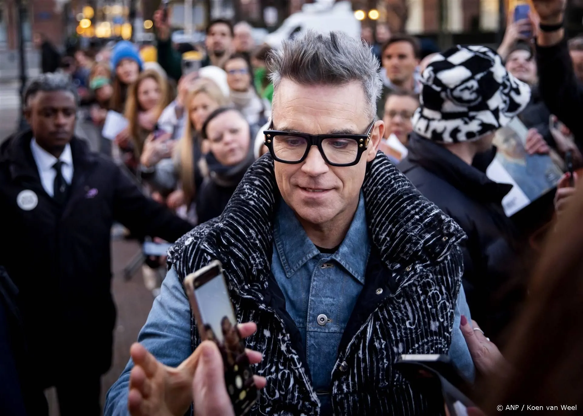 Robbie Williams maakt selfie met Ruud van Nistelrooij