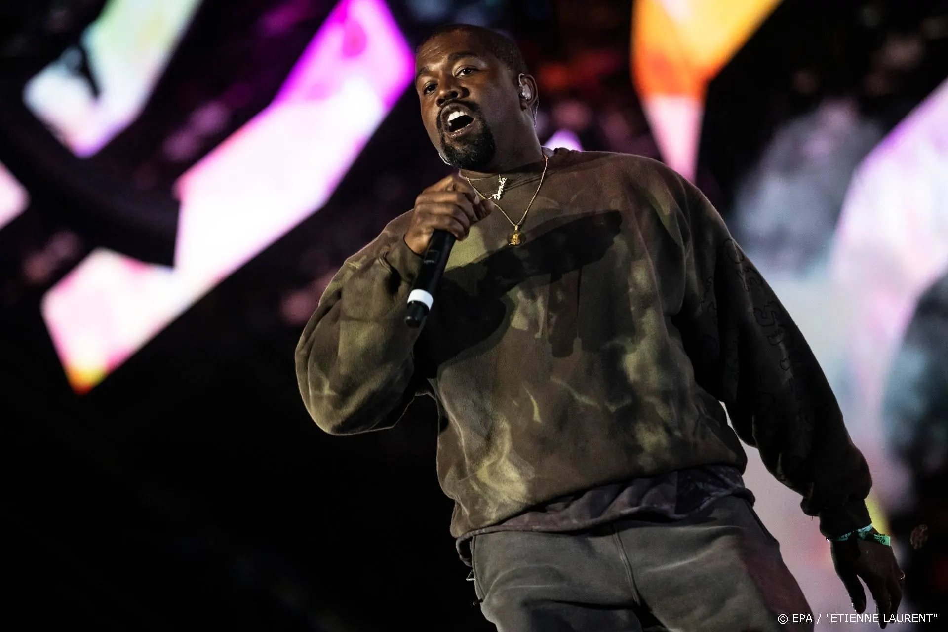 Kanye West in tranen bij eerste campagnebijeenkomst