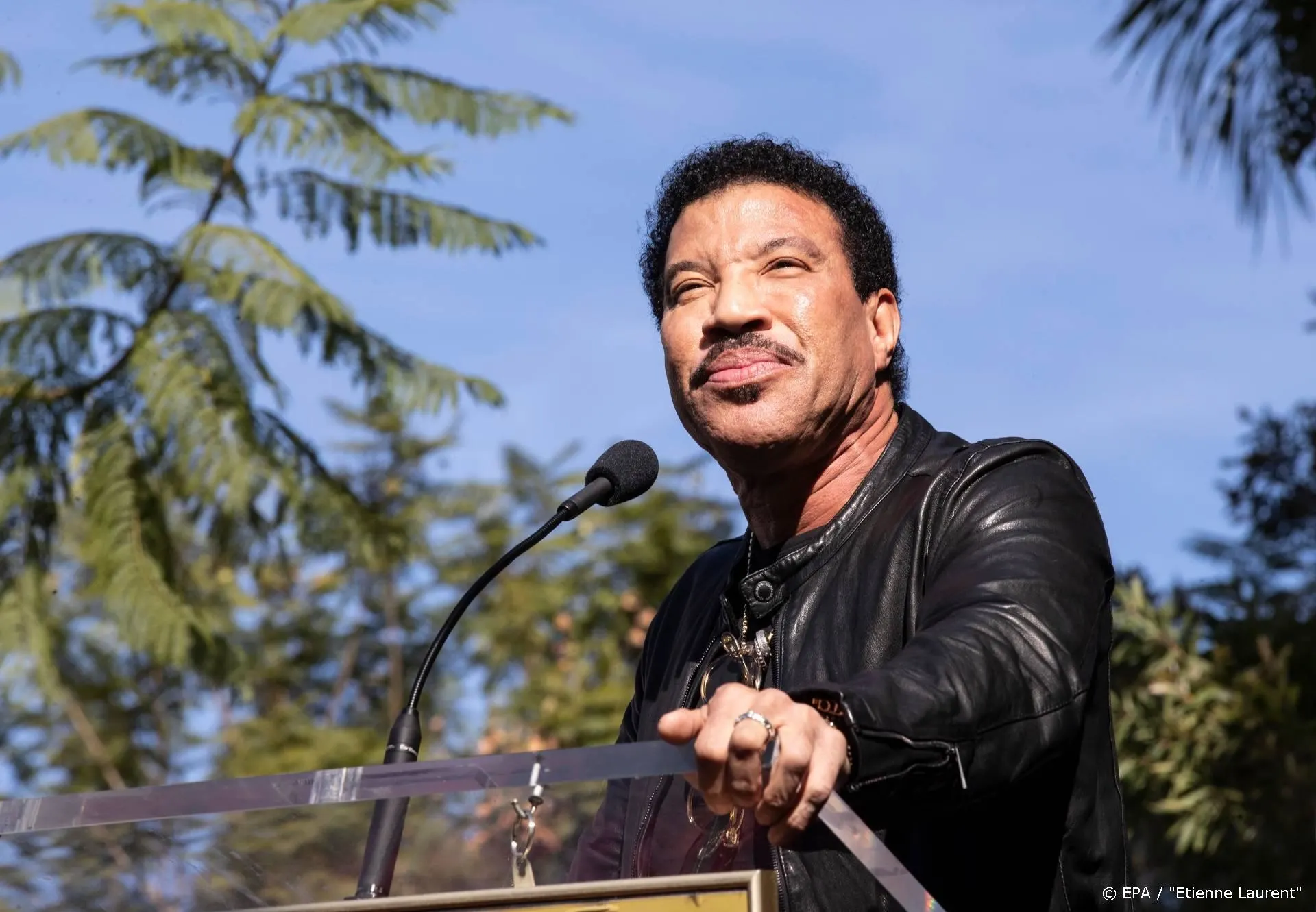 Lionel Richie eert goede vriend Kenny Rogers op Instagram