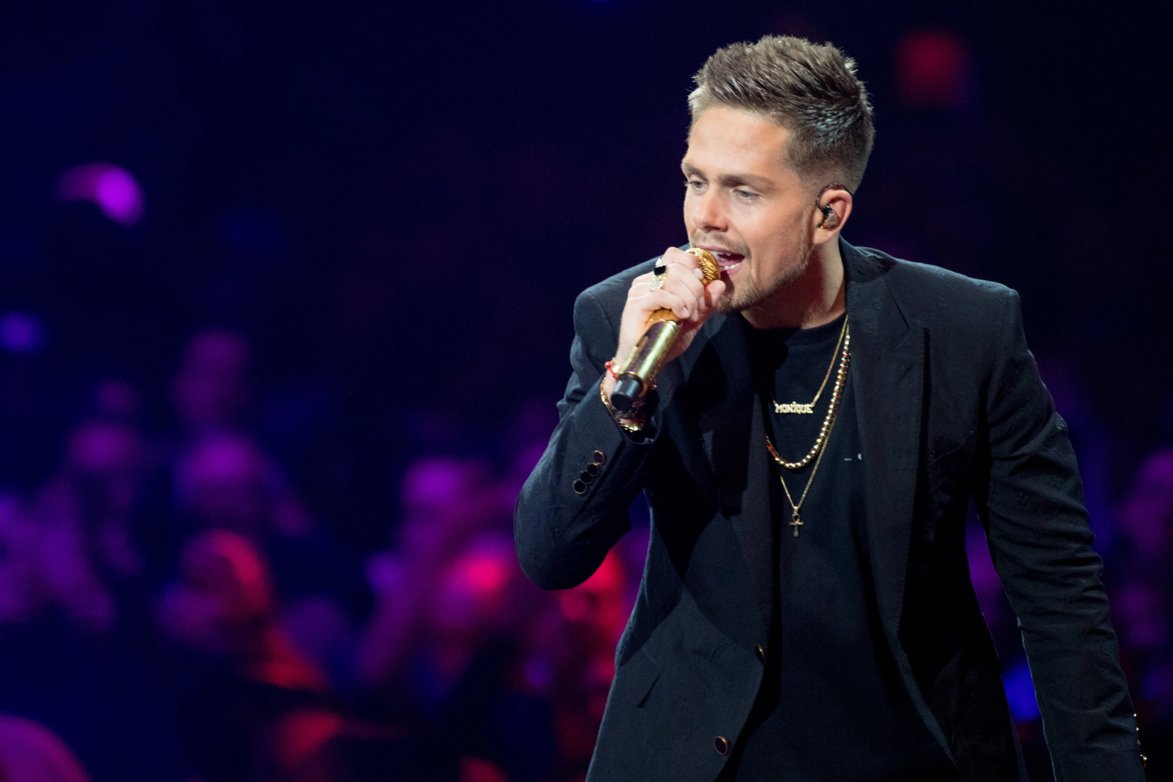 André showt ontbloot bovenlijf