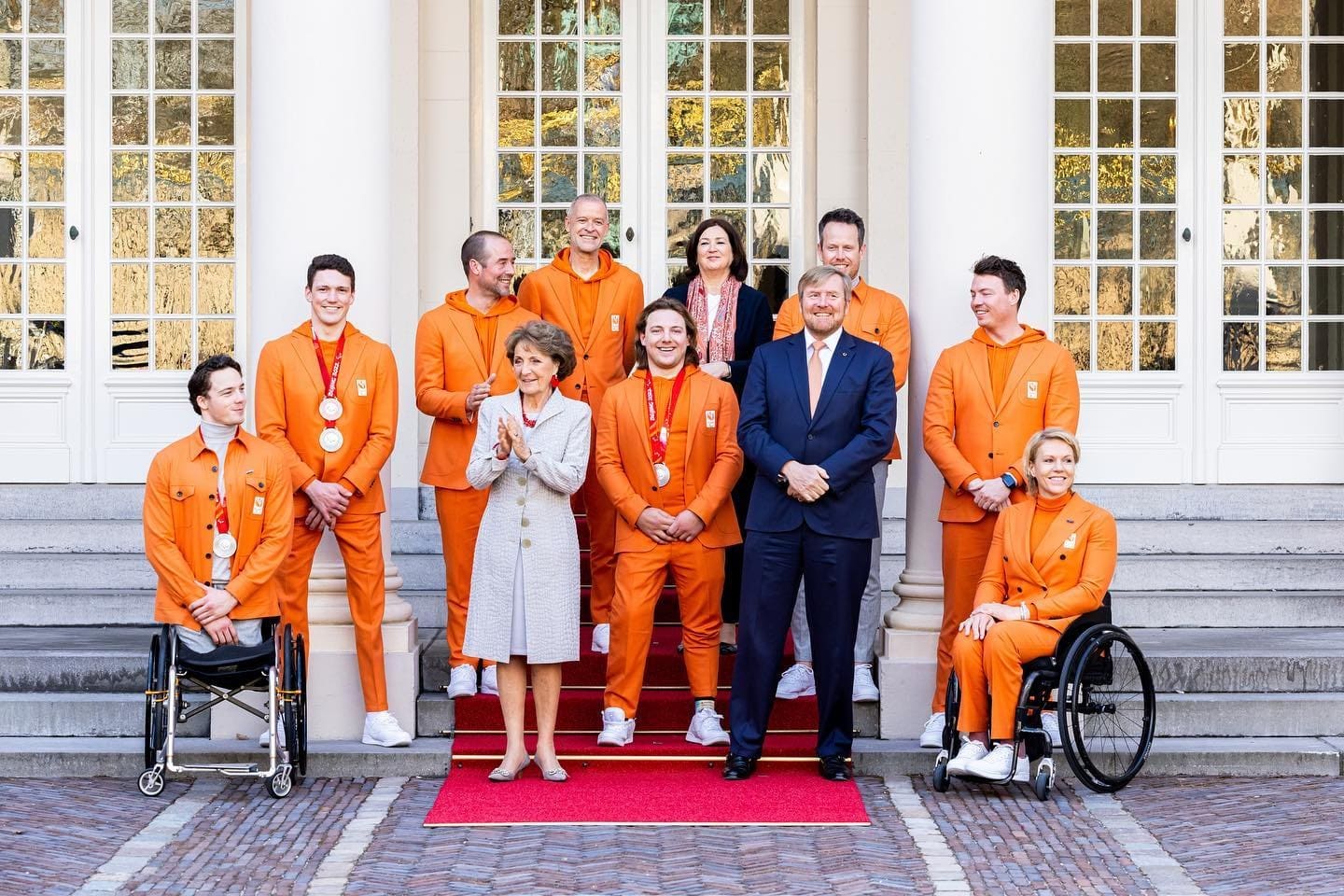 Koning en premier treffen paralympische medaillewinnaars