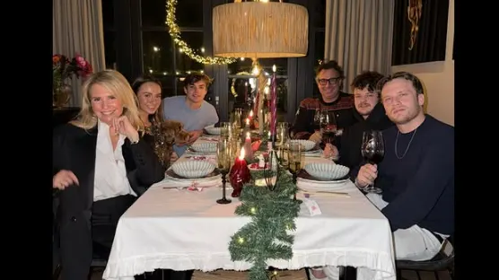 Zien: Marco Borsato straalt tijdens kerstdiner met de familie