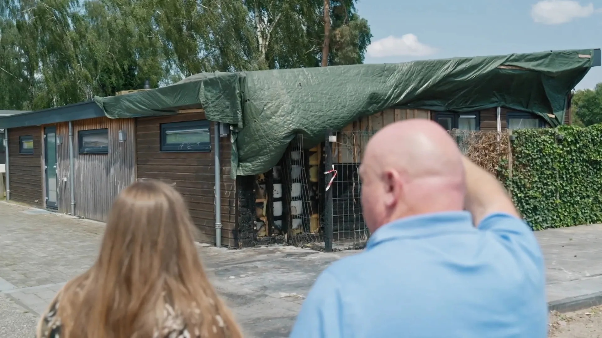 Peter bekijkt de schade na grote brand (Familie Gillis: Massa is Kassa)