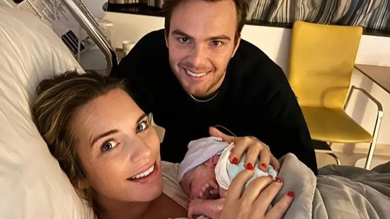 Autocoureur Giedo van der Garde verwelkomt dochtertje