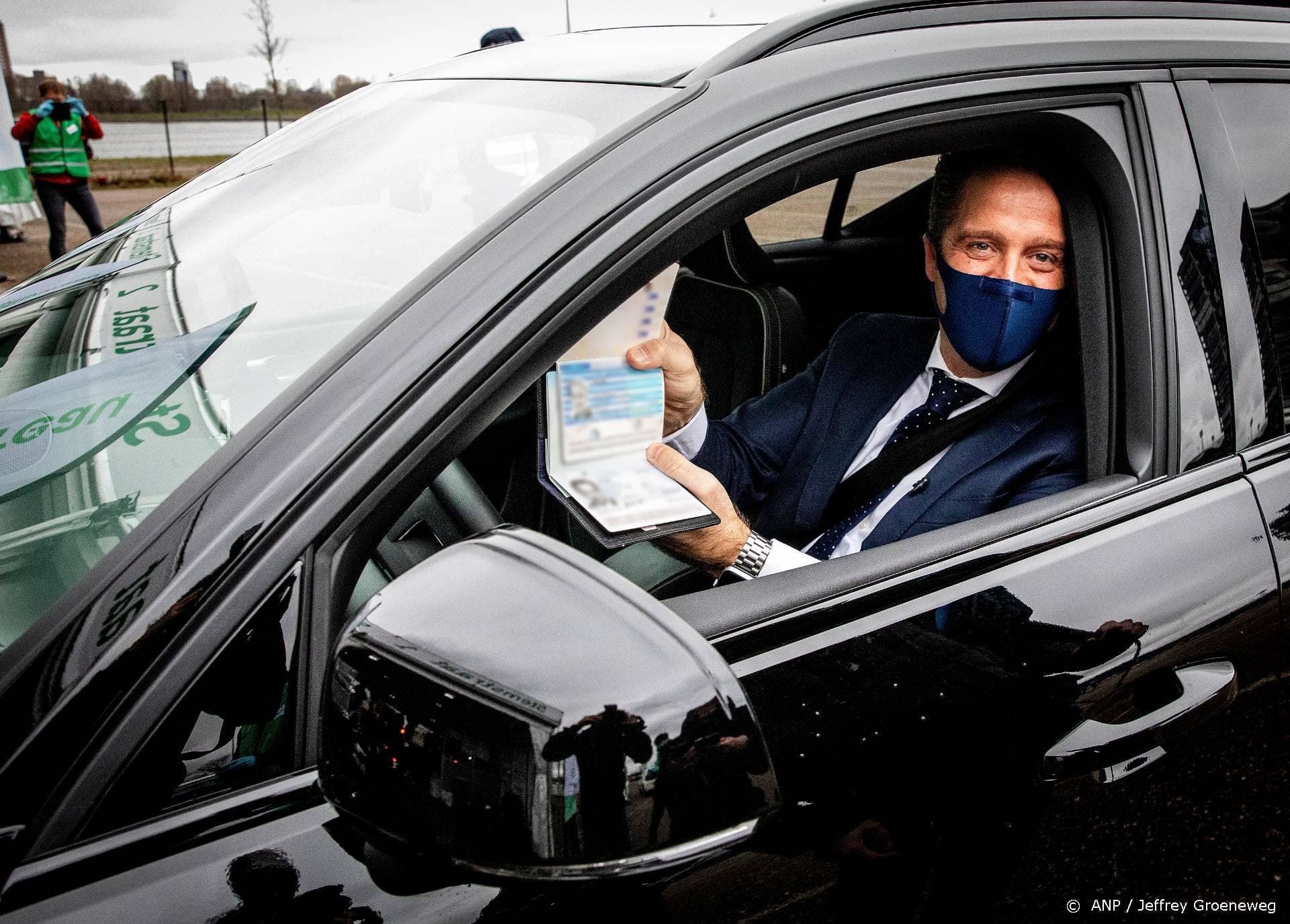 Redactie informeert Op1-gasten over thuisquarantaine De Jonge