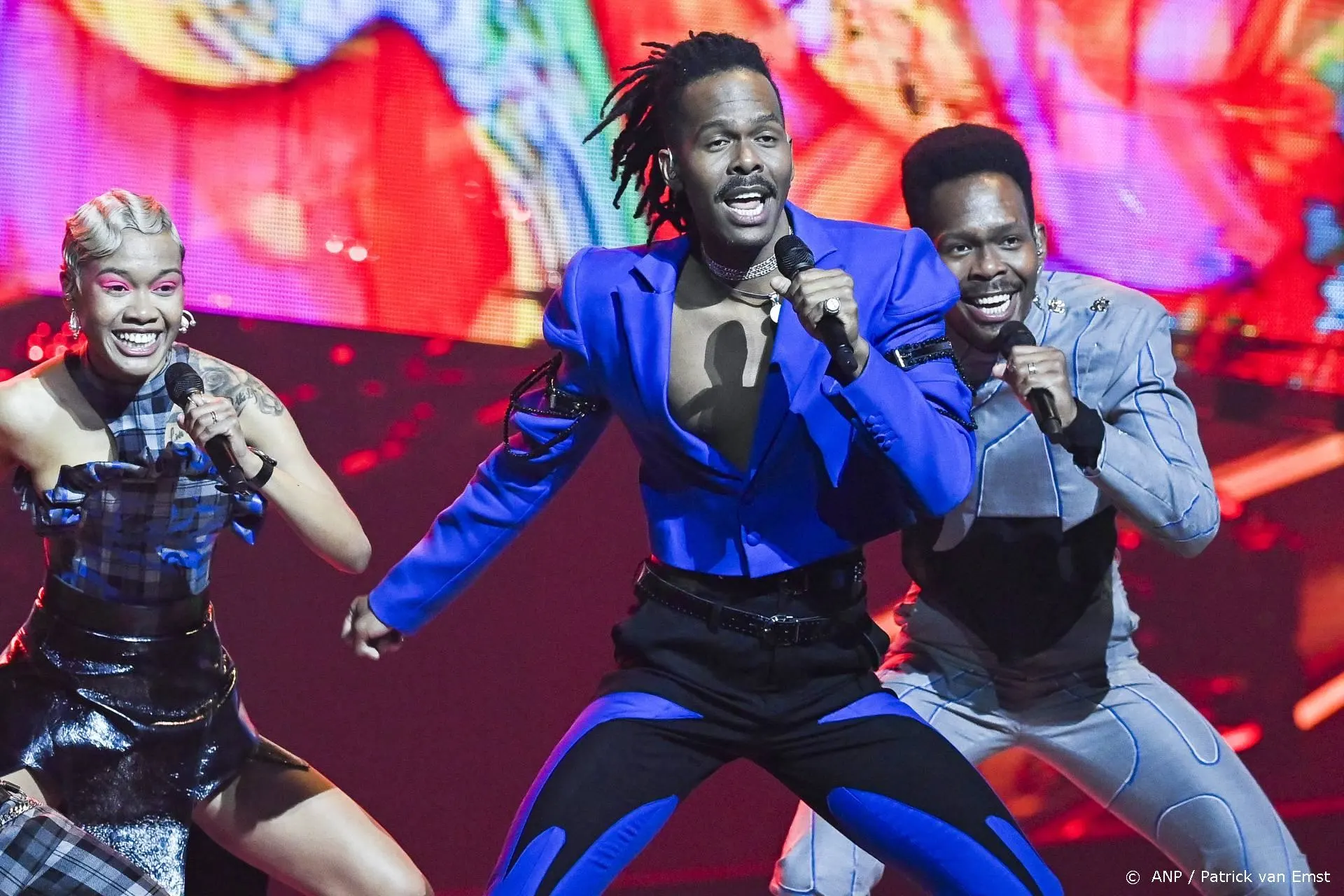 Jeangu Macrooy straalt tijdens Jury Show