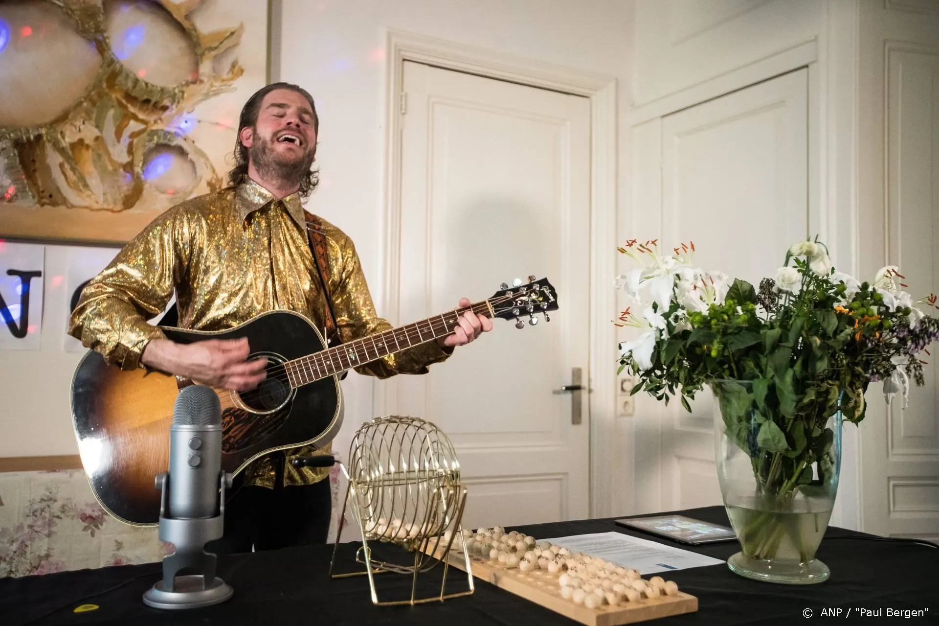 Tim Akkerman presenteert muzikale bingo vanuit huis
