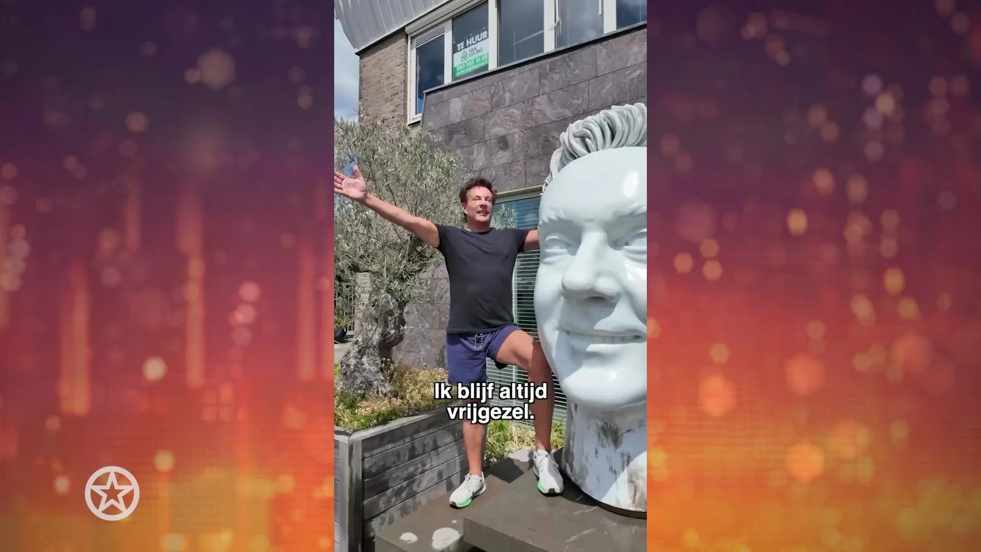 Gerard Joling naast zijn standbeeld