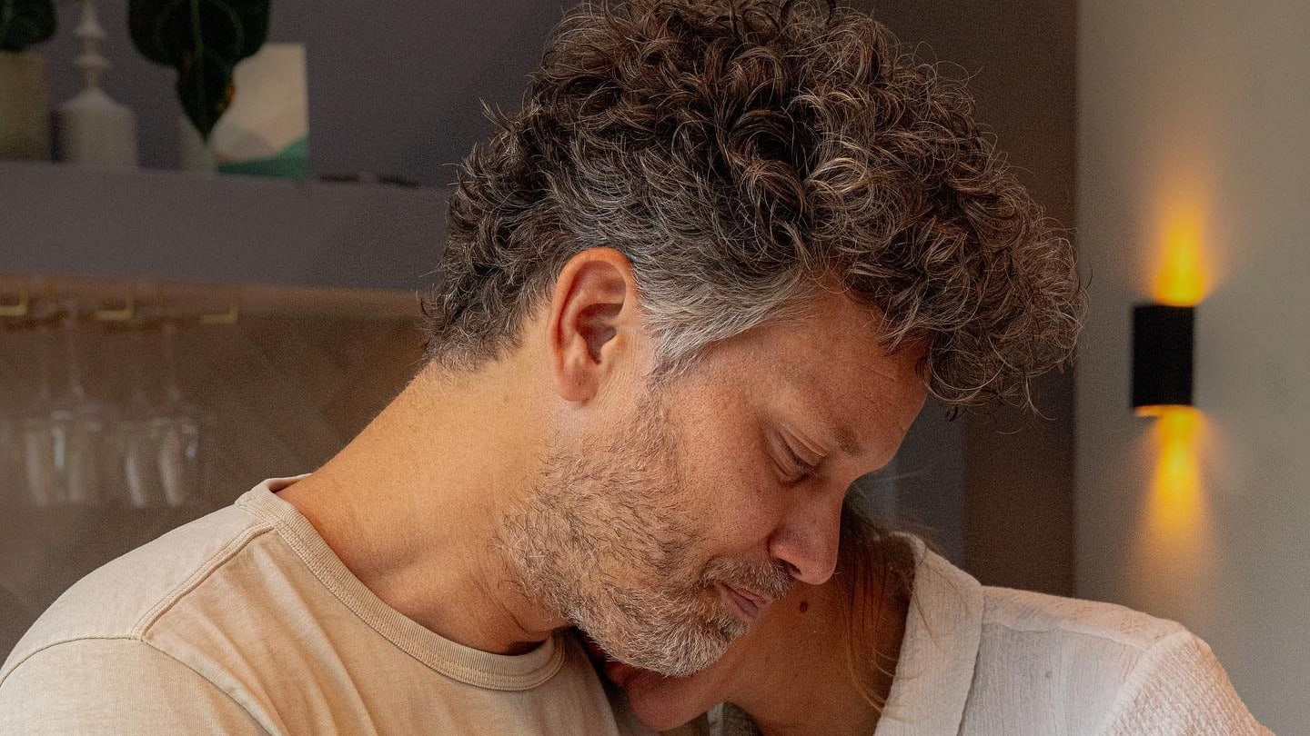 Radio-dj Paul Rabbering deelt hartverscheurend babynieuws