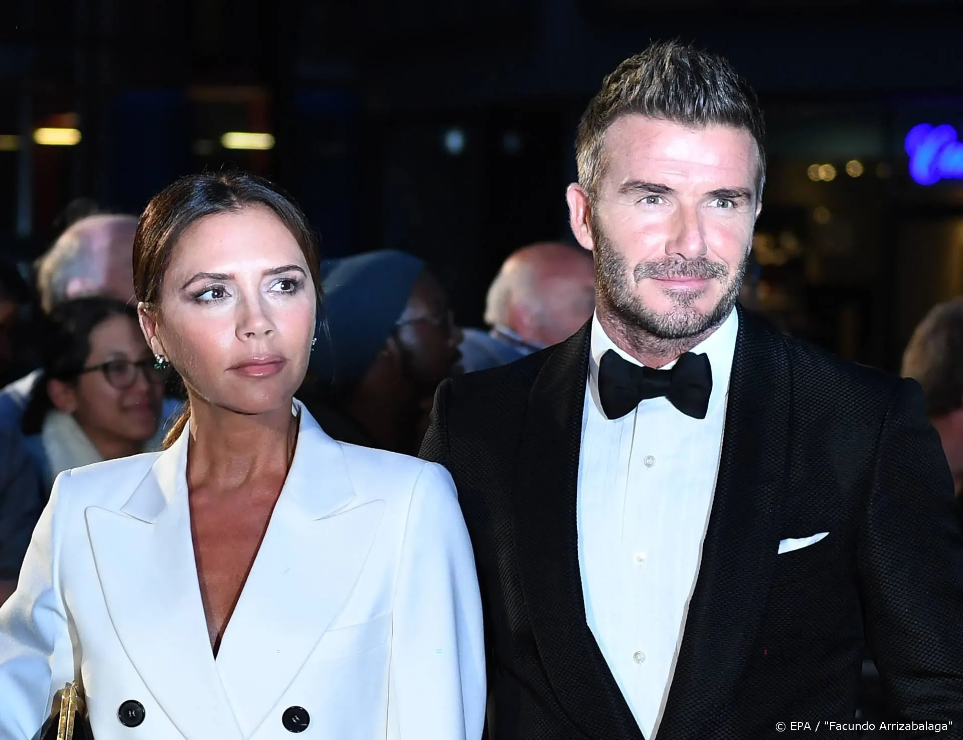 Britse sterren klappen en juichen voor hulpverleners