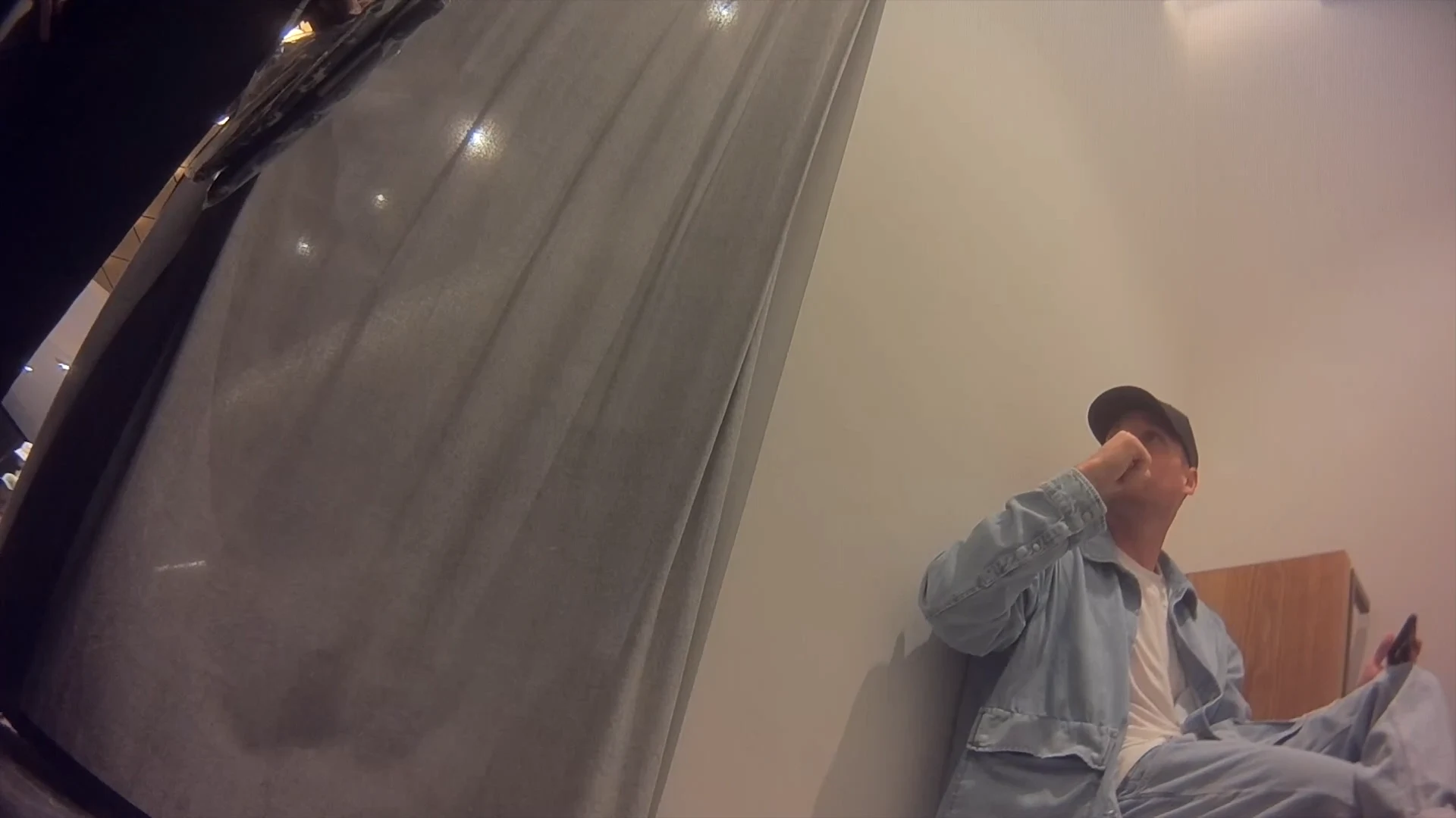 Giel de Winter wordt weggestuurd door een beveiliger op Schiphol