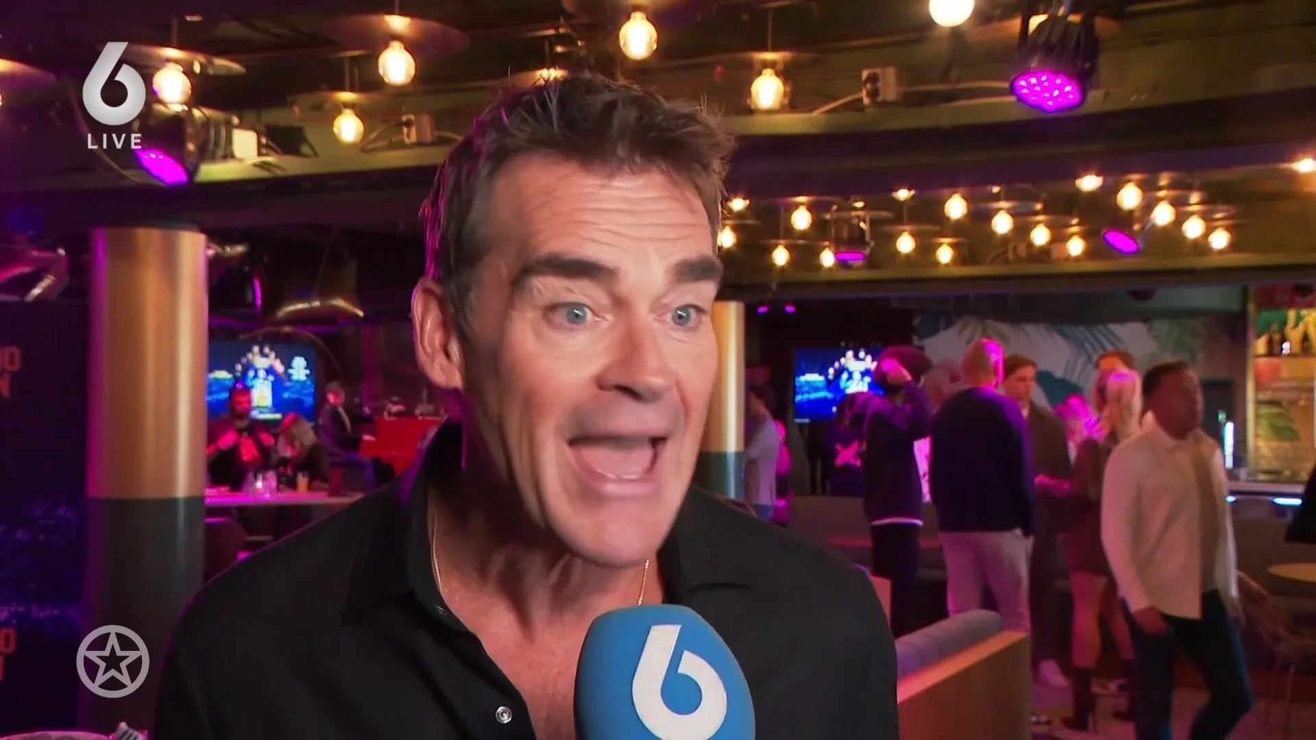 Jeroen van der Boom krijgt platina plaat uitgereikt van zijn zoons