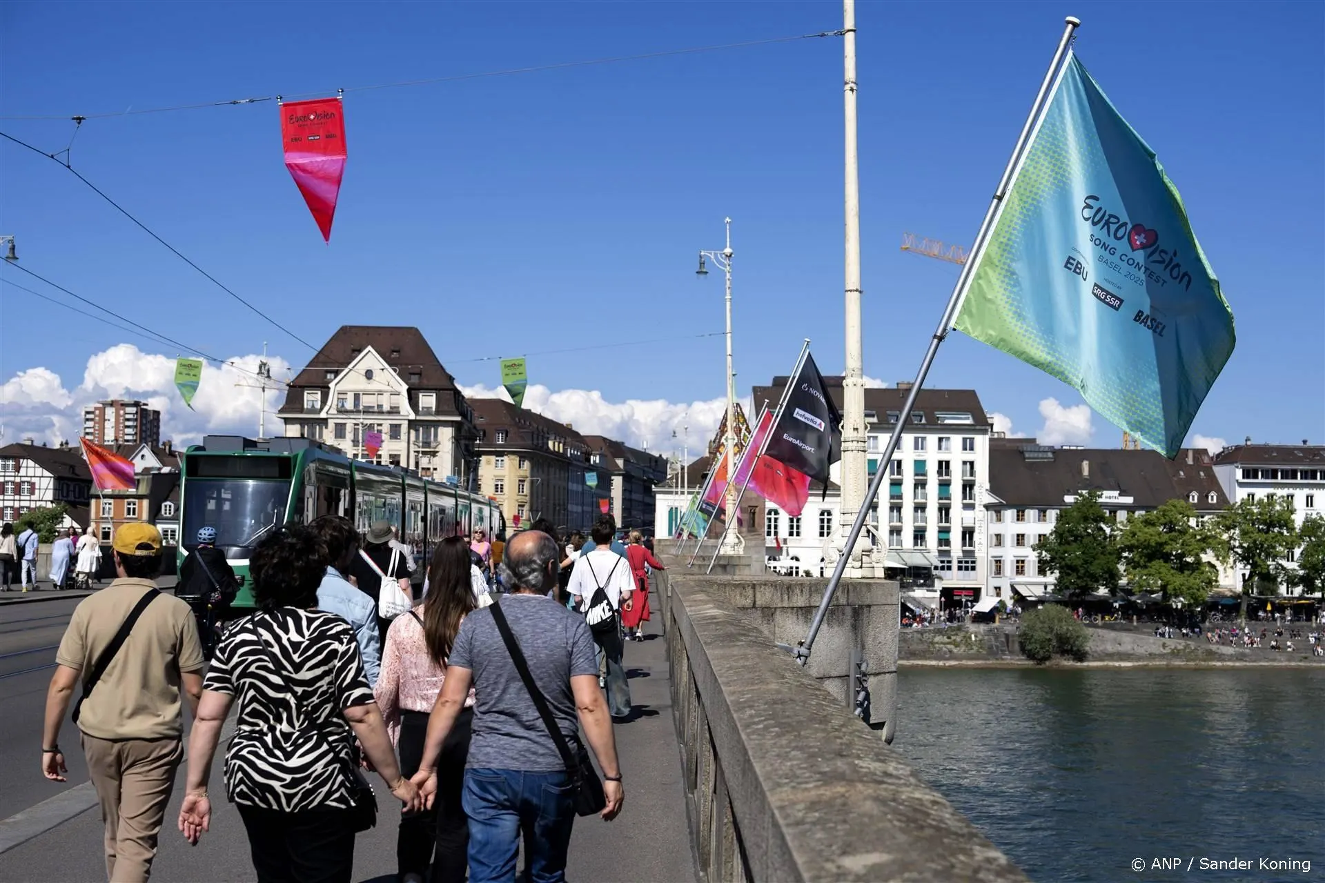 Basel opent Eurovisie Songfestival met parade door stad