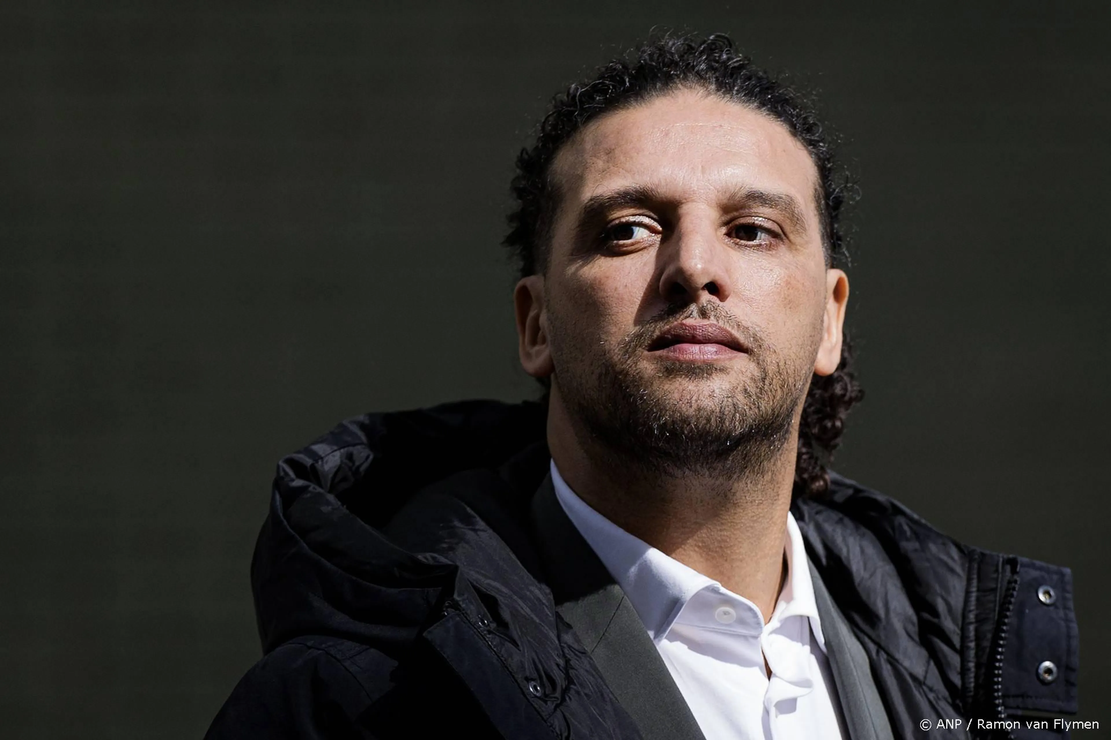 Ali B Tang Rong Ali B hamert bij vertrek uit rechtbank op 'feiten' | Shownieuws