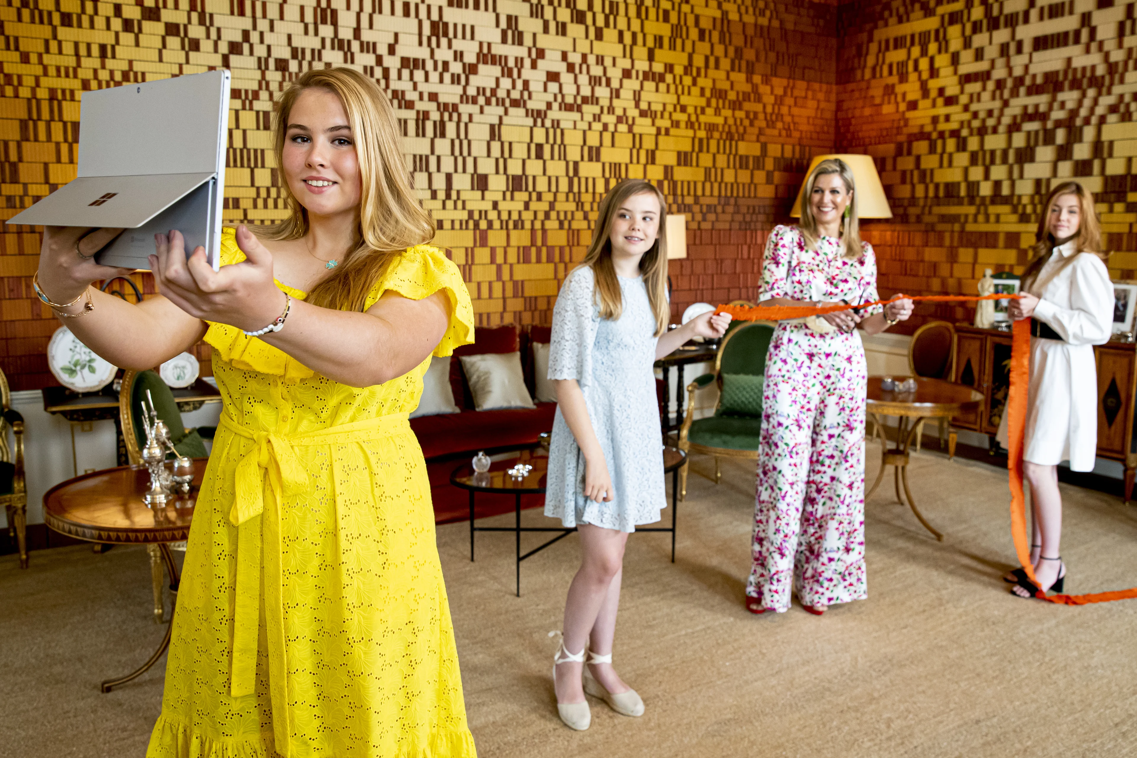 Máxima en prinsessen openen digitale kleedjesmarkt