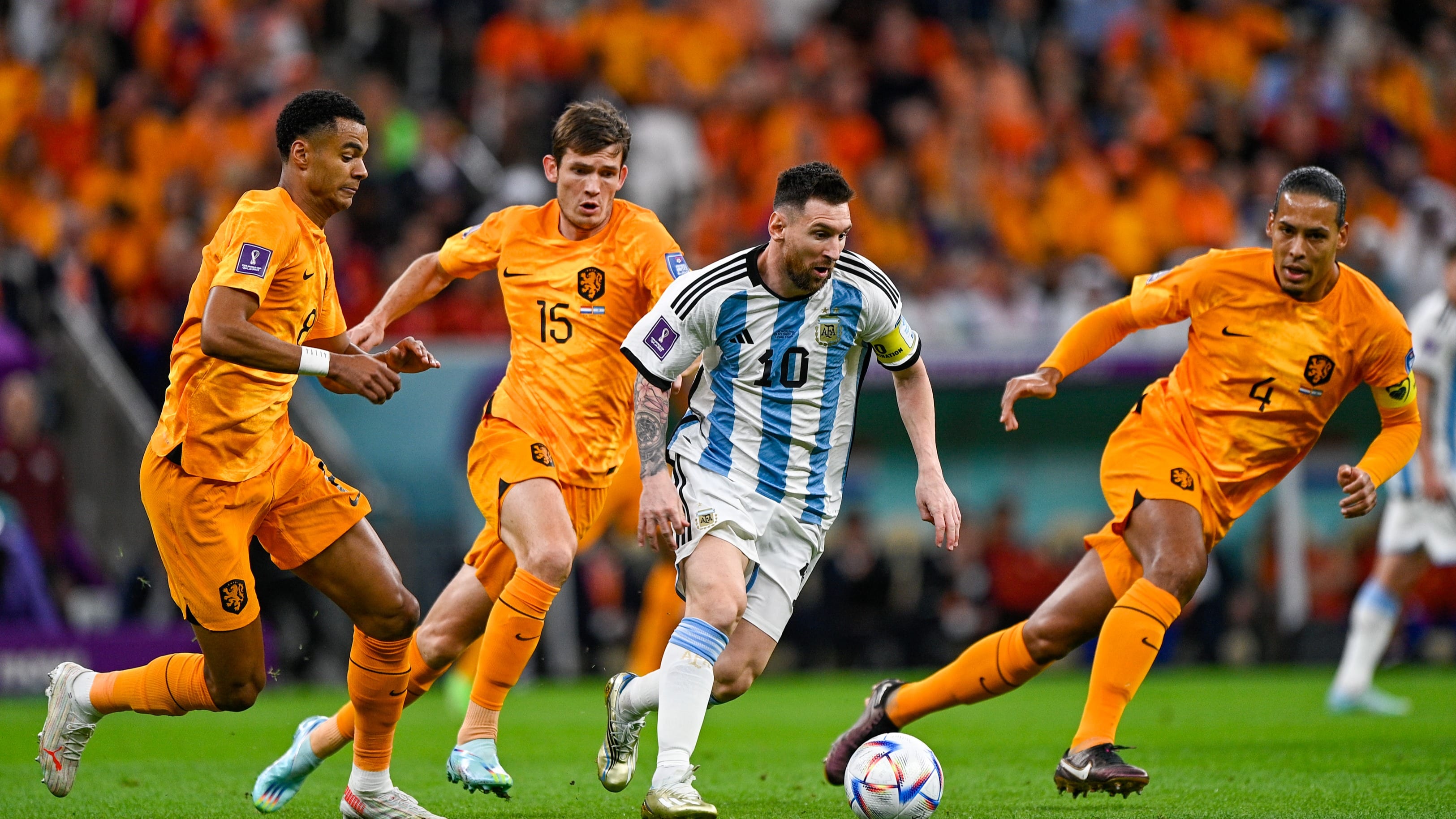 Supporter rent het veld op tijdens kwartfinale van Oranje op WK