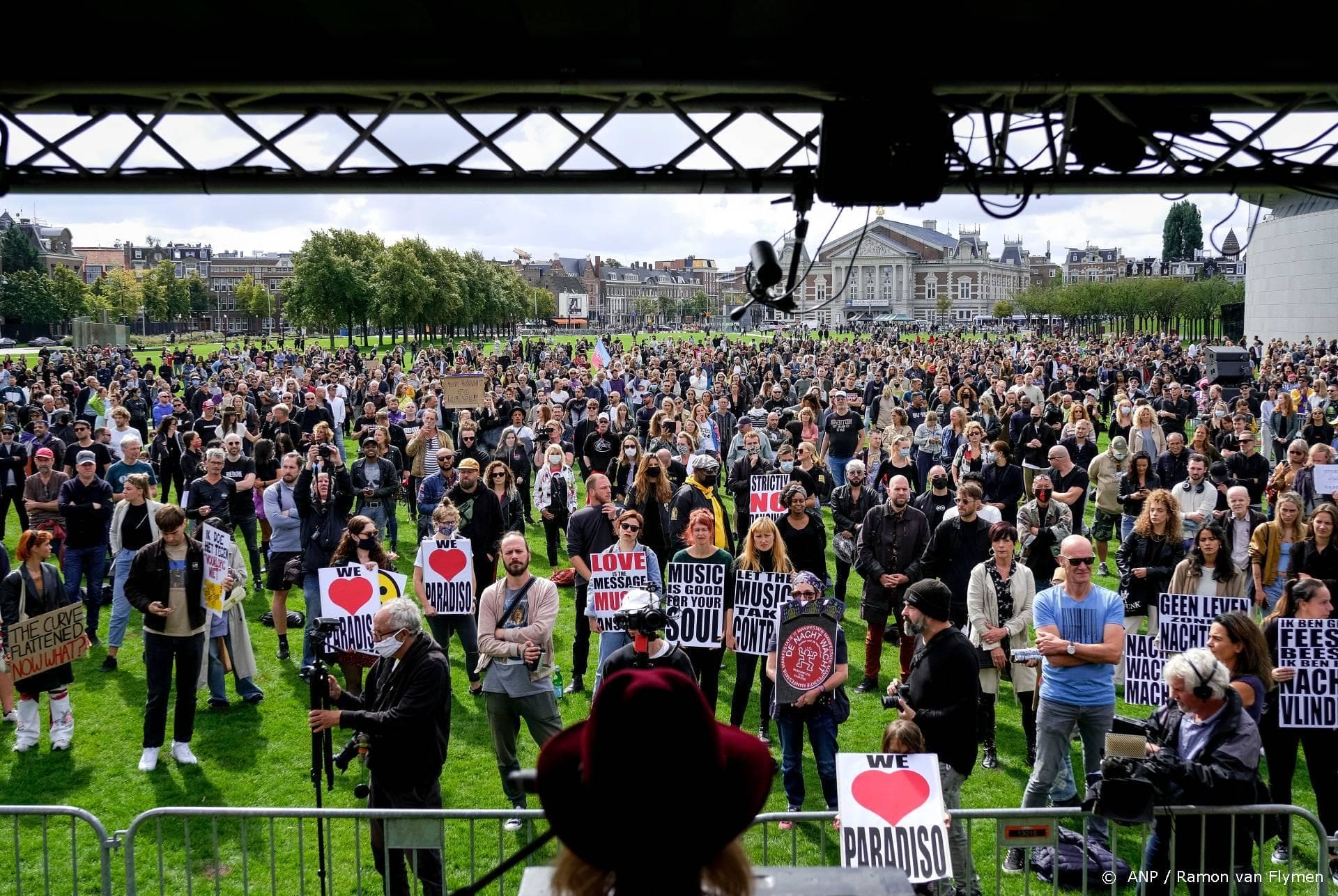 Manifestatie op Museumplein voor opening disco's en nachtclubs