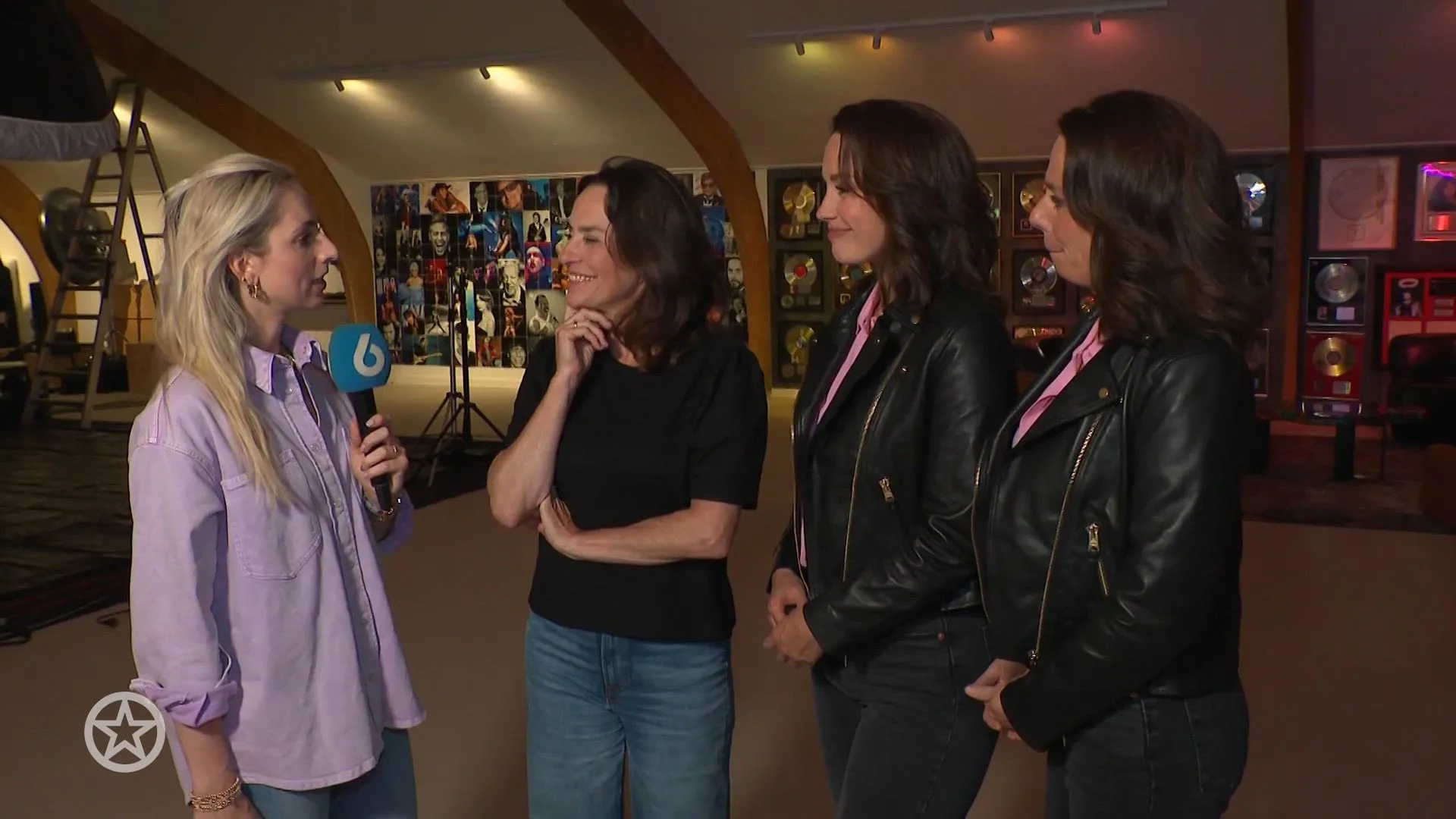 Eline langs bij Lottie en Maartje die in de Malle Babbe-musical spelen