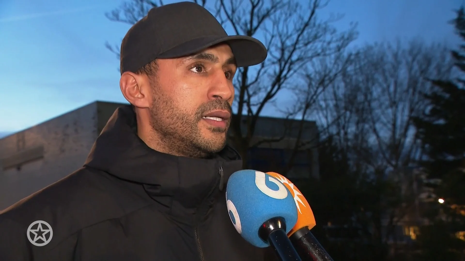 ZIEN: Badr Hari emotioneel na vrijlating: 'Dat gun ik geen enkele vader'