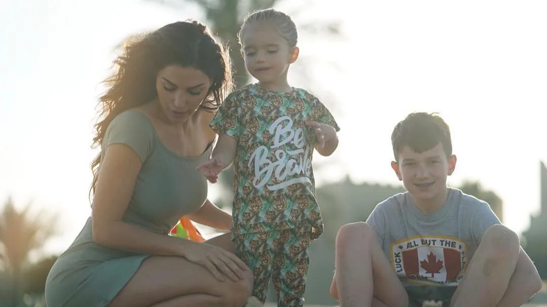 ZIEN: broertjes Jessey en Xess Xava herenigd samen met Yolanthe