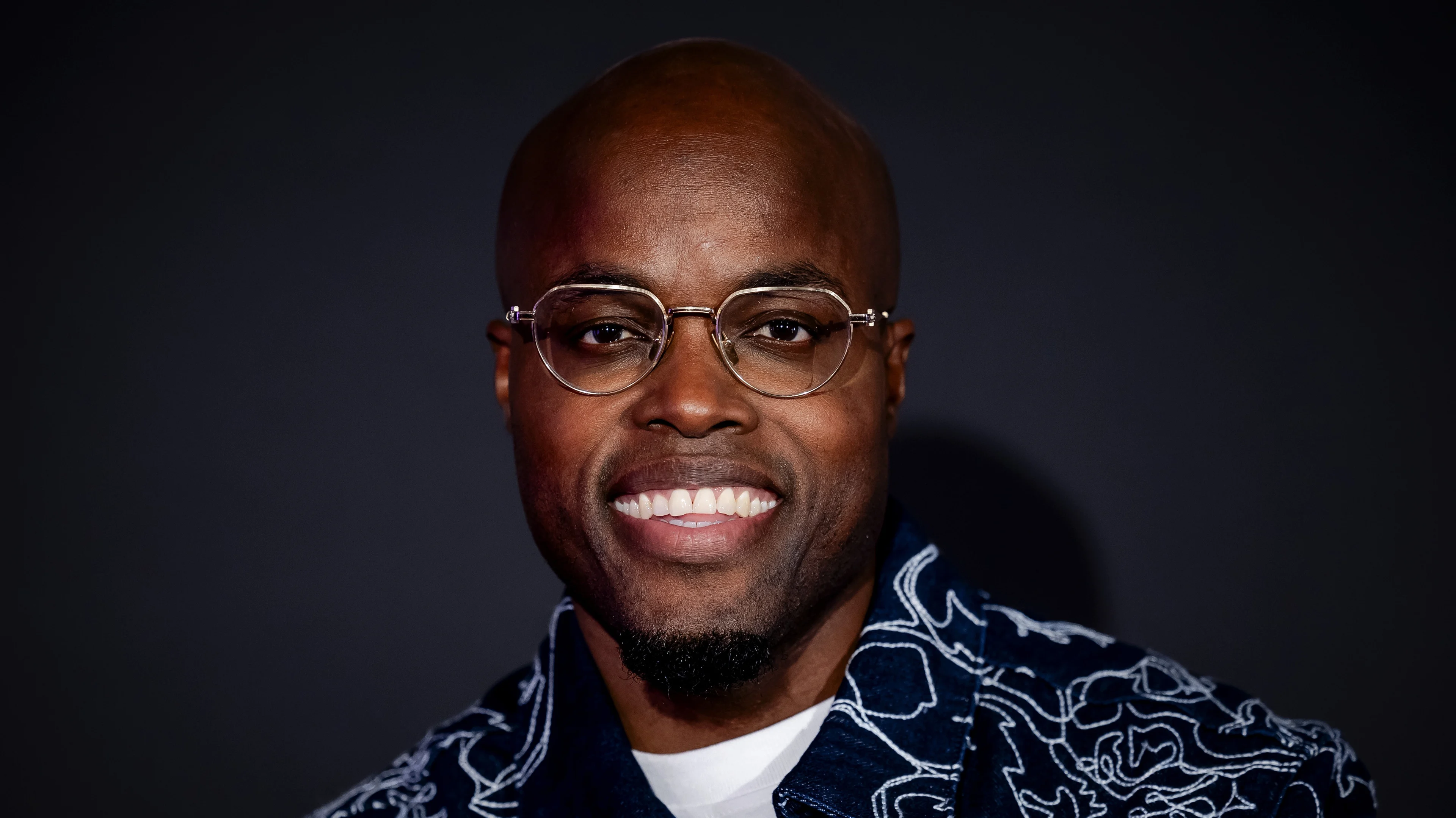 Jandino blikt emotioneel terug op 'eerste keer huilen' om verlies van een man