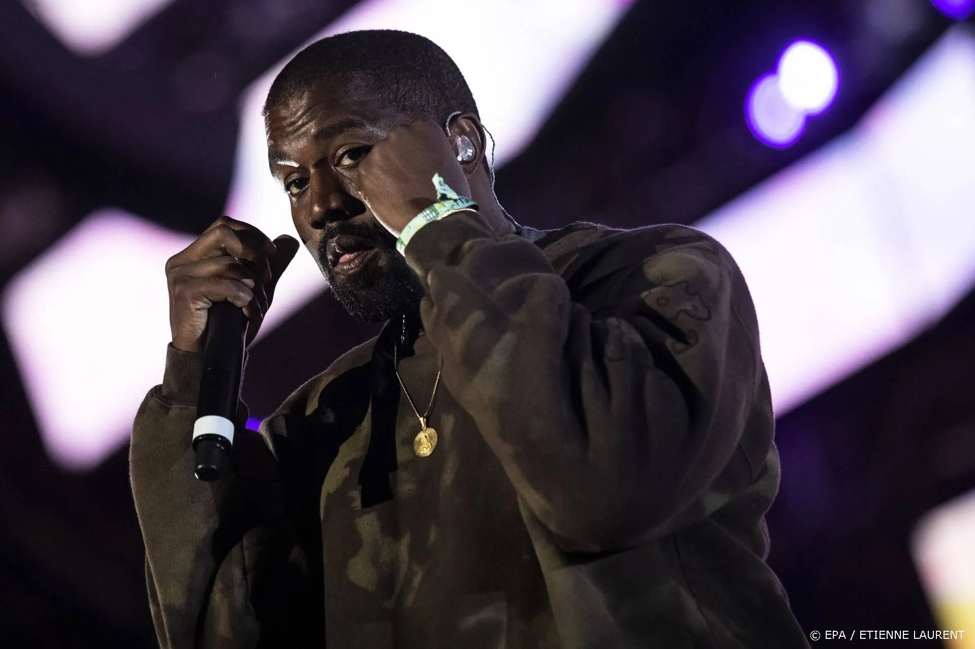 Kanye West onder vuur om dure hotdogs op luisterfeestje