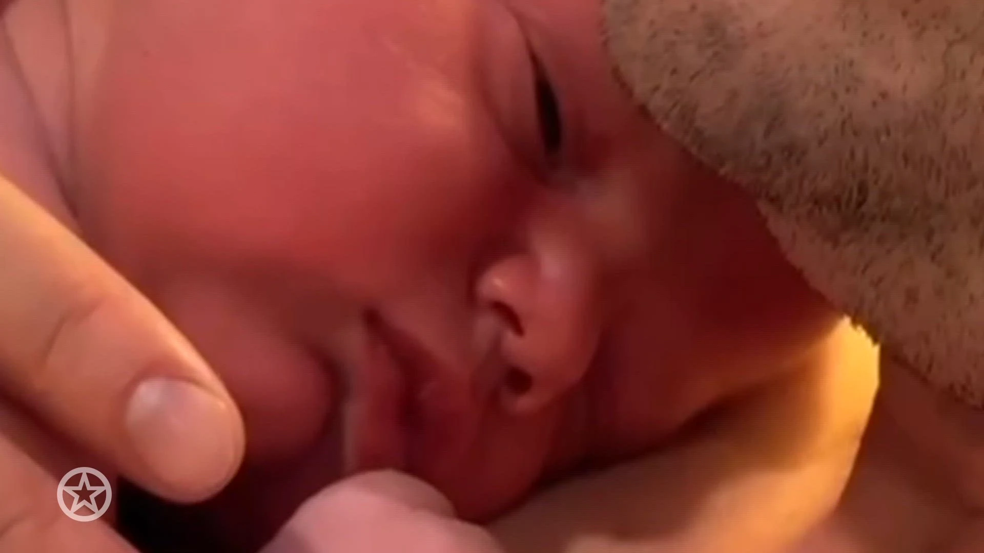 Monique des Bouvrie verwelkomt kleinzoon