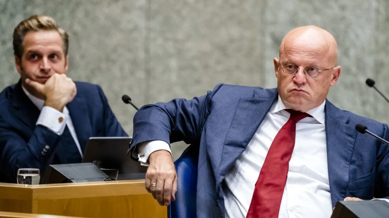 Politici willen opheldering over aanpak vervalste coronaverklaringen 