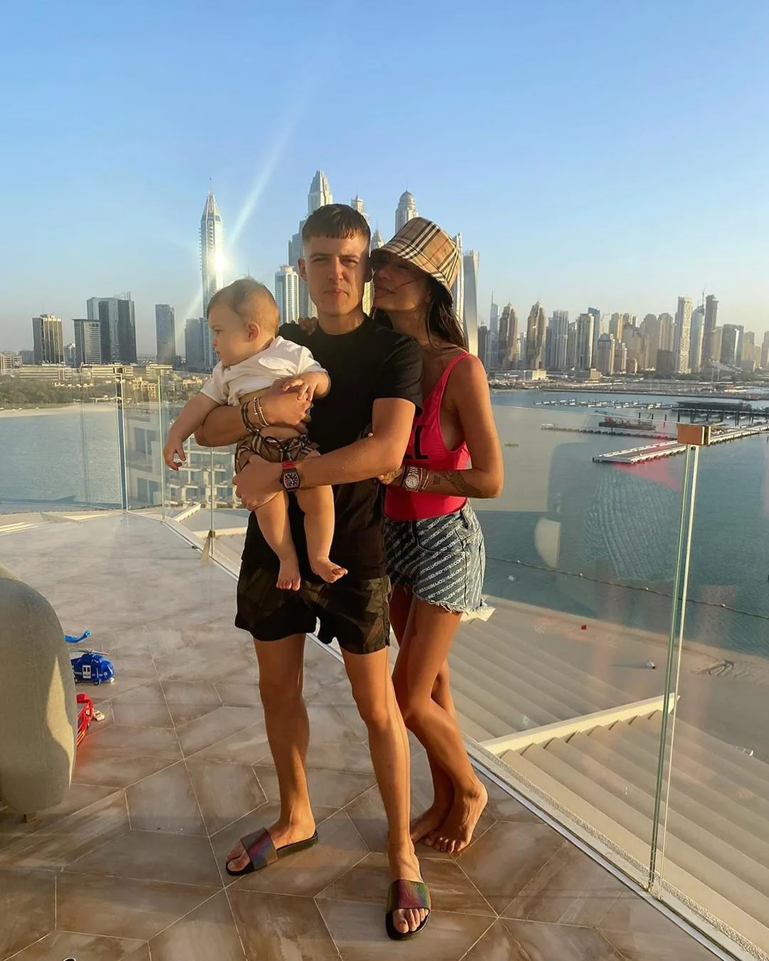 Lil' Kleine deelt emotioneel bericht vanuit Dubai