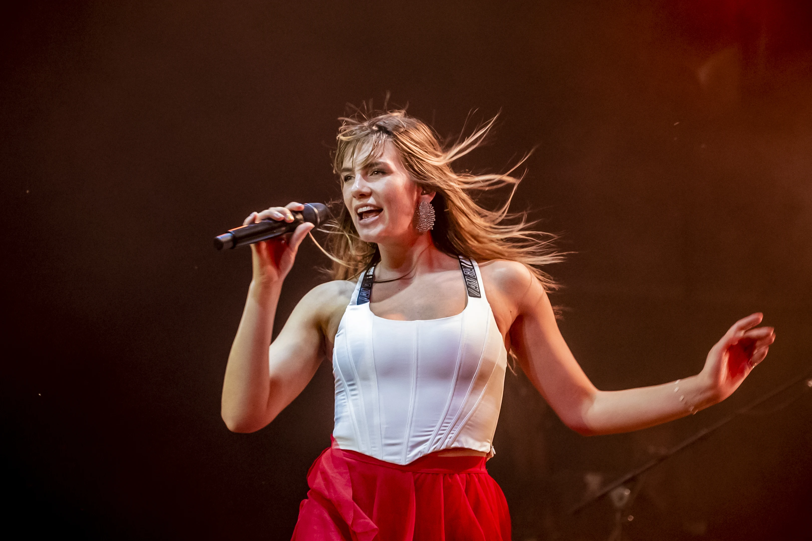 Lief: Maan legt optreden stil en helpt gitarist