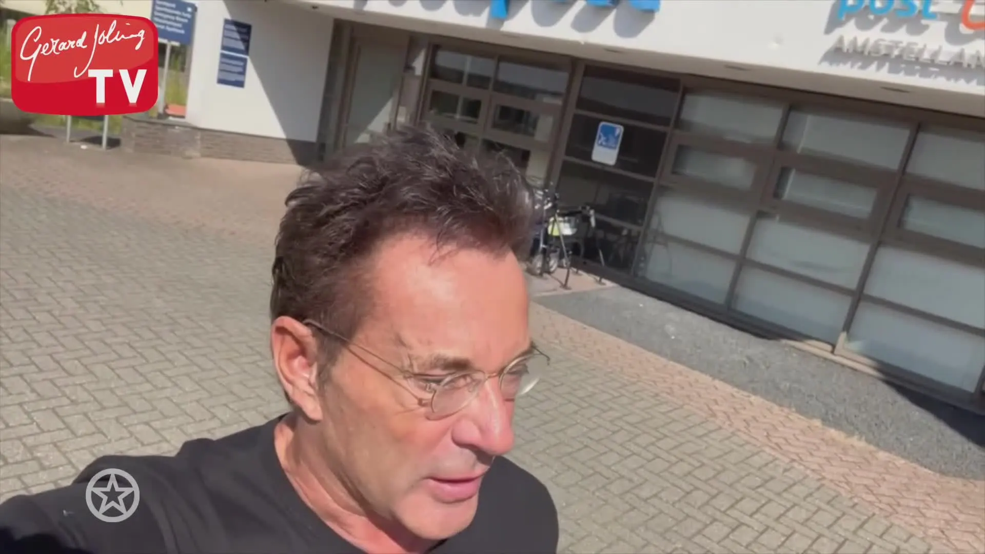 Gerard Joling deelt bloederige beelden na aanval hond