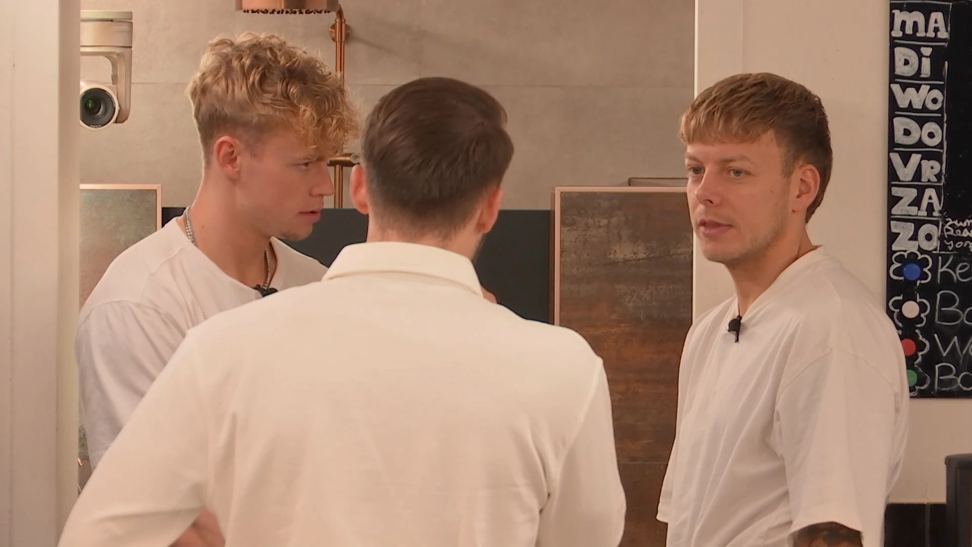 Geert vertelt de boys dat het uit is