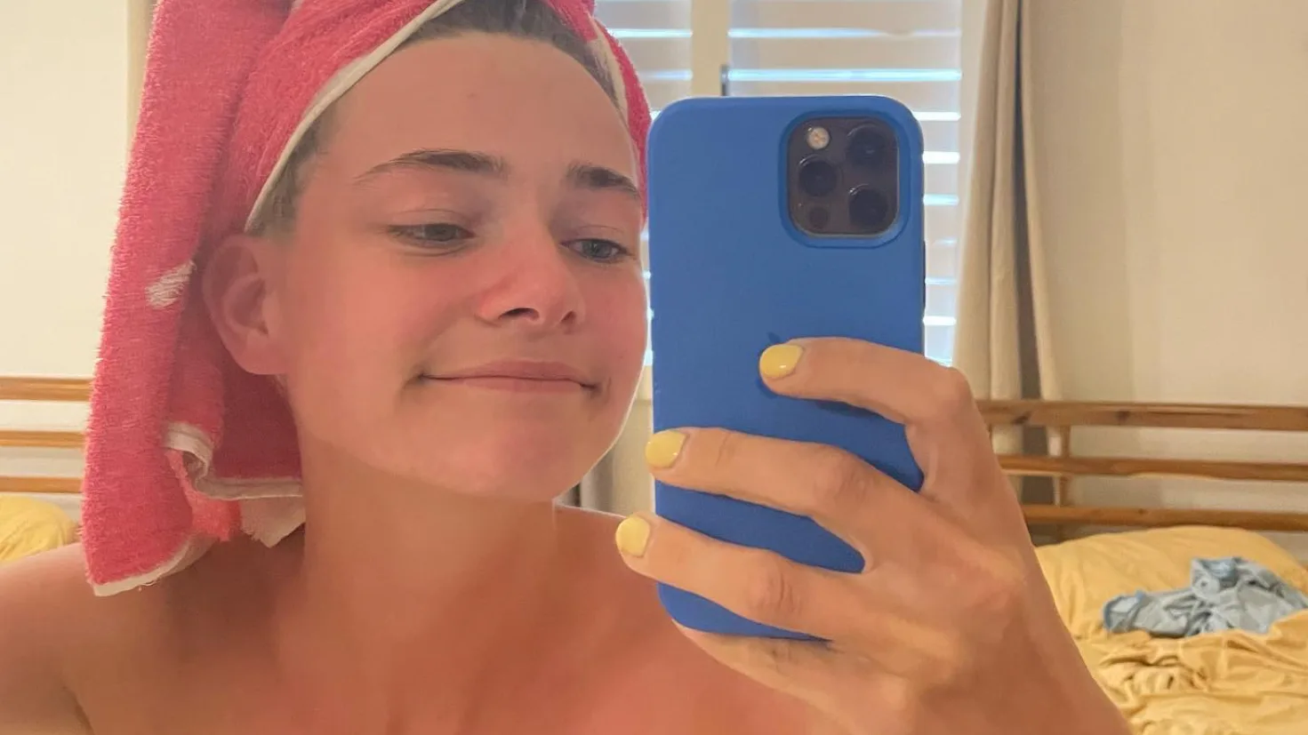 Emma Wortelboer showt op bijzondere wijze groeiende babybuik