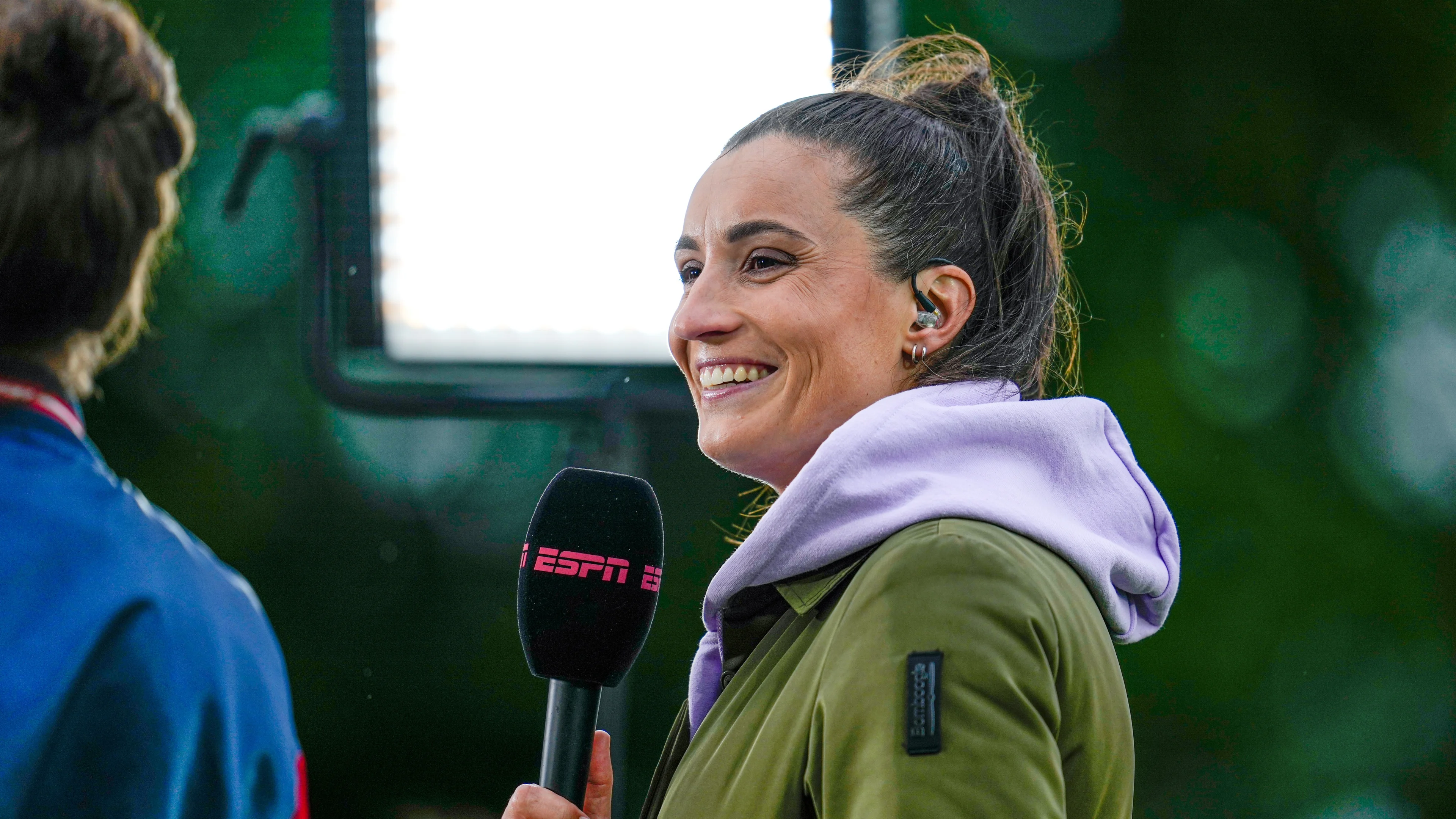 Voetbalanalist Leonne Stentler op straat op kont geslagen: 'Woedend'