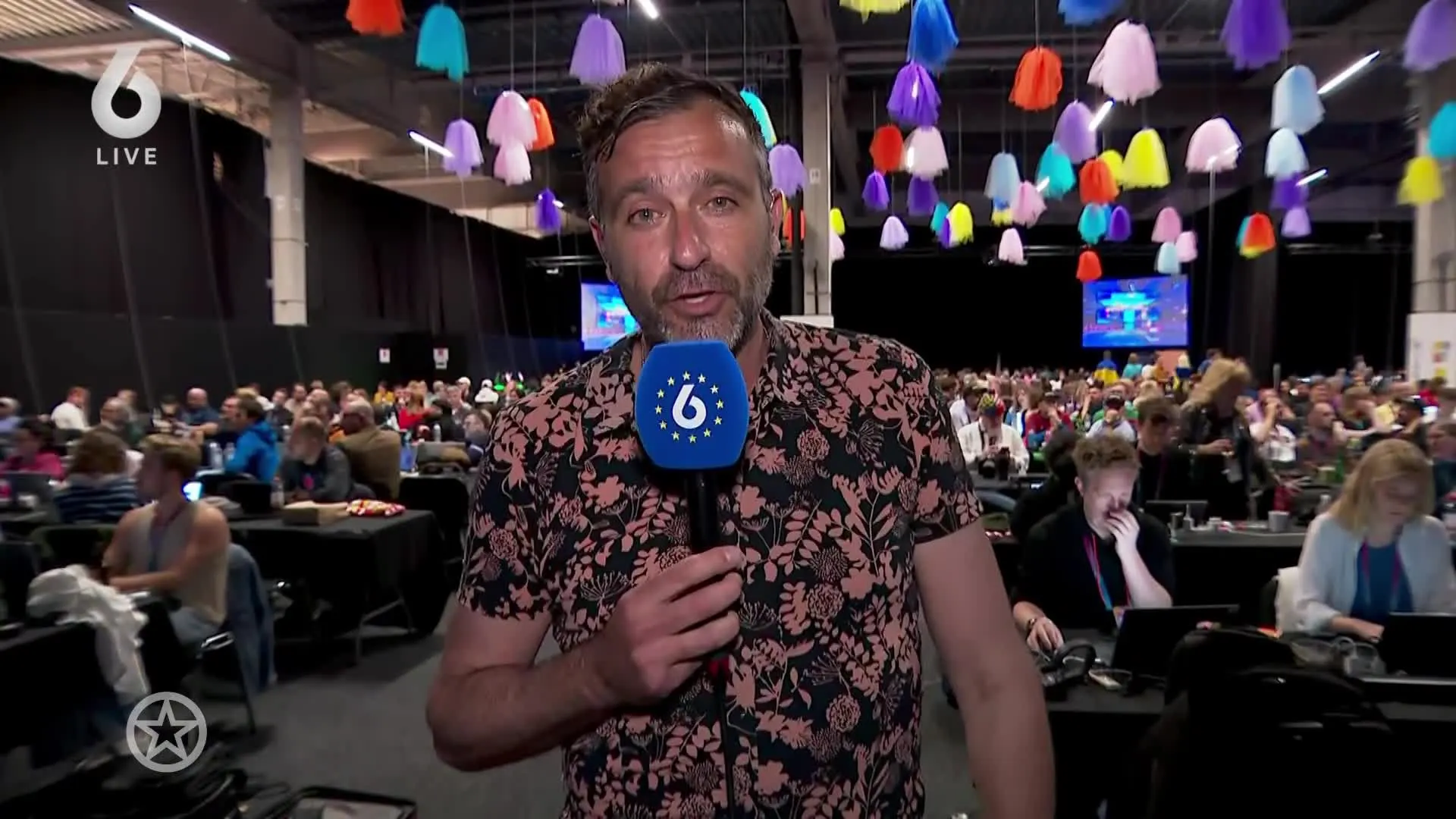 Shownieuws-verslaggever Mark geeft update tijdens Songfestival