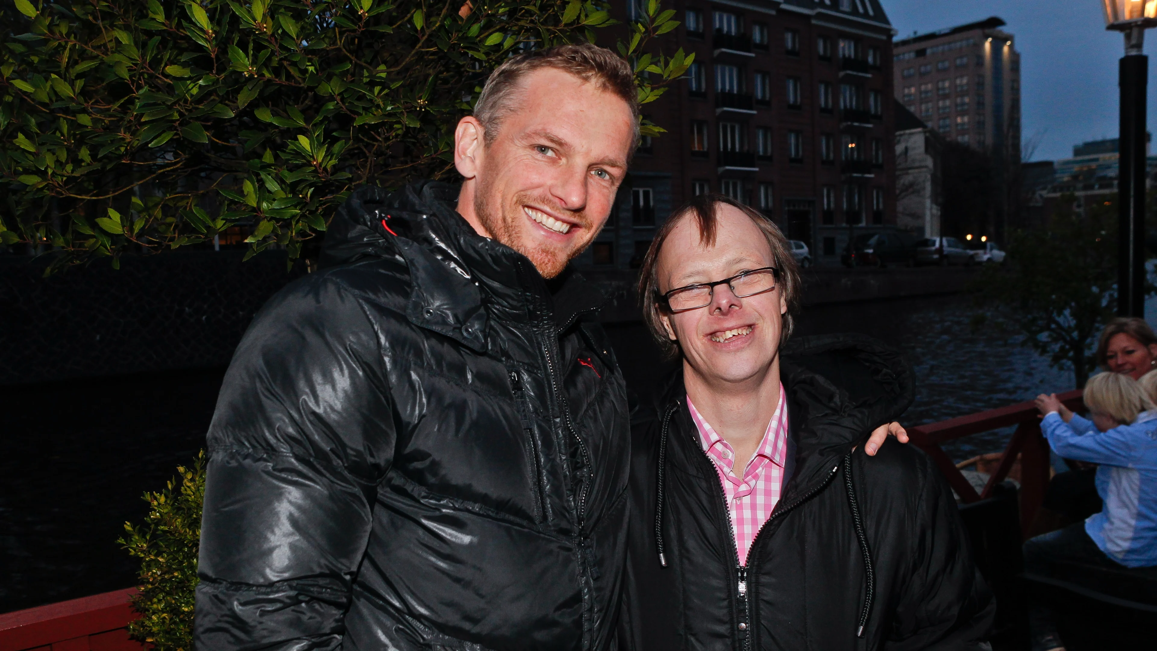 Barry Atsma brengt eerbetoon aan overleden broer Rimmert