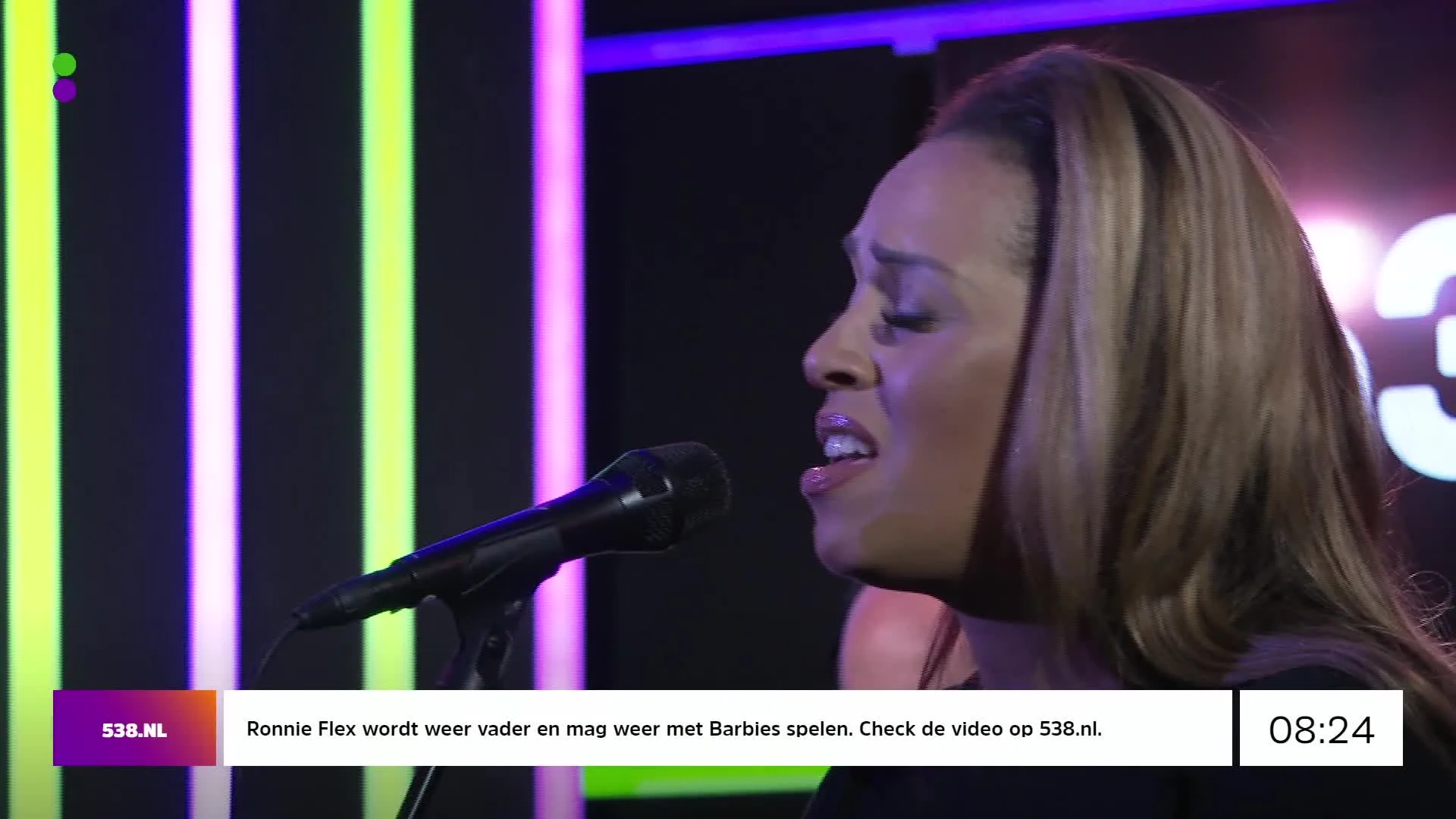 Glennis zingt emotioneel eerbetoon aan Peter R. de Vries