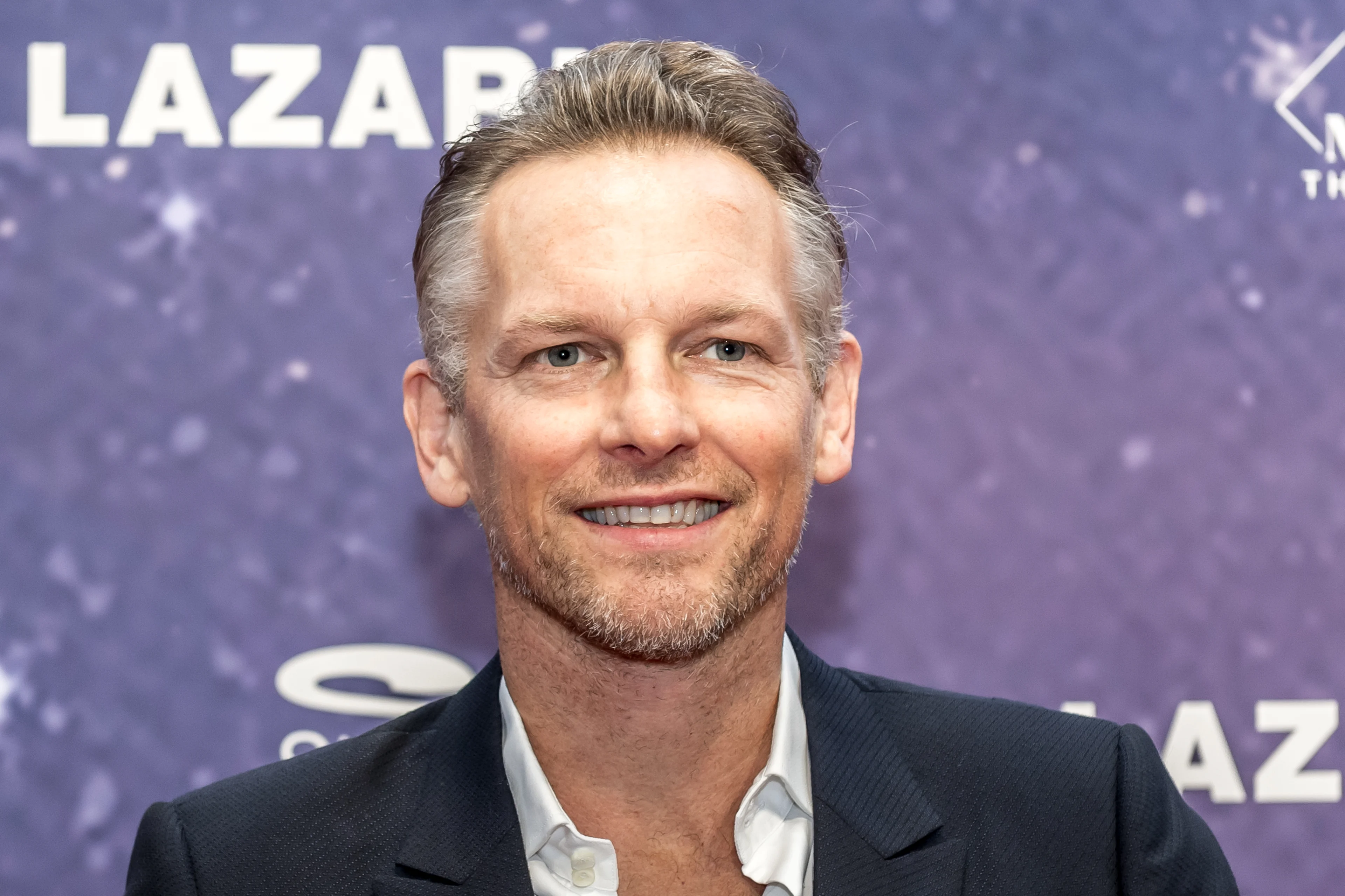 Barry Atsma schiet zwaar getroffen vrienden te hulp